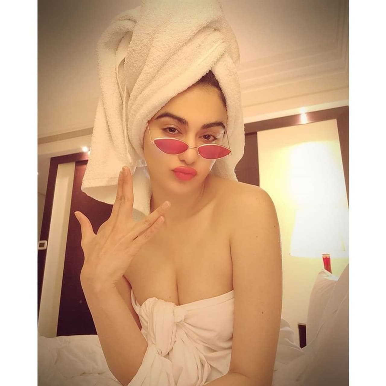 <p>தலையில் டவல் கட்டி கவர்ச்சிகரமான போஸ் கொடுக்கும் அடா </p> <p>தலையில் டவல் கட்டி கவர்ச்சிகரமான போஸ் கொடுக்கும் அடா </p>