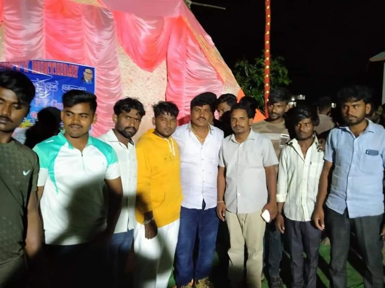 <p>ಕೊರೋನಾಆರ್ಭಟದ ನಡುವೆ ಬರ್ತಡೇ ಪಾರ್ಟಿ ಮಾಡಿ ಯಡವಟ್ಟು ಮಾಡಿಕೊಂಡ ರೌಡಿ ಶೀಟರ್ ಪ್ರದೀಪ್ ಎಂಟಮಾನ್ </p> <p>ಕೊರೋನಾಆರ್ಭಟದ ನಡುವೆ ಬರ್ತಡೇ ಪಾರ್ಟಿ ಮಾಡಿ ಯಡವಟ್ಟು ಮಾಡಿಕೊಂಡ ರೌಡಿ ಶೀಟರ್ ಪ್ರದೀಪ್ ಎಂಟಮಾನ್ </p>