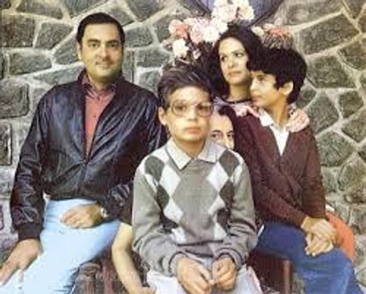 <p>சோனியா காந்தி இந்திய தேசியக் காங்கிரஸ் கட்சியின் முன்னாள் தலைவர். &nbsp;தன் கணவரின் படுகொலை நிகழ்ந்து ஏழு வருடங்களுக்கு பின், 1998ஆம் ஆண்டு அக்கட்சியின் தலைவராகப் பொறுப்பேற்றார். தொடர்ந்து 10 ஆண்டுகள் அப்பொறுப்பை வகித்து வந்தார். அதன் பிறகு அவர் மகன் ராகுல் காந்தியை கட்சித் தலைவராக பொறுப்பேற்றுக் கொண்டார். எனினும் ஐக்கிய முற்போக்குக் கூட்டணியின் தலைவர் என்ற பொறுப்பில் சோனியா காந்தி நீடித்து வருகிறார்.</p>