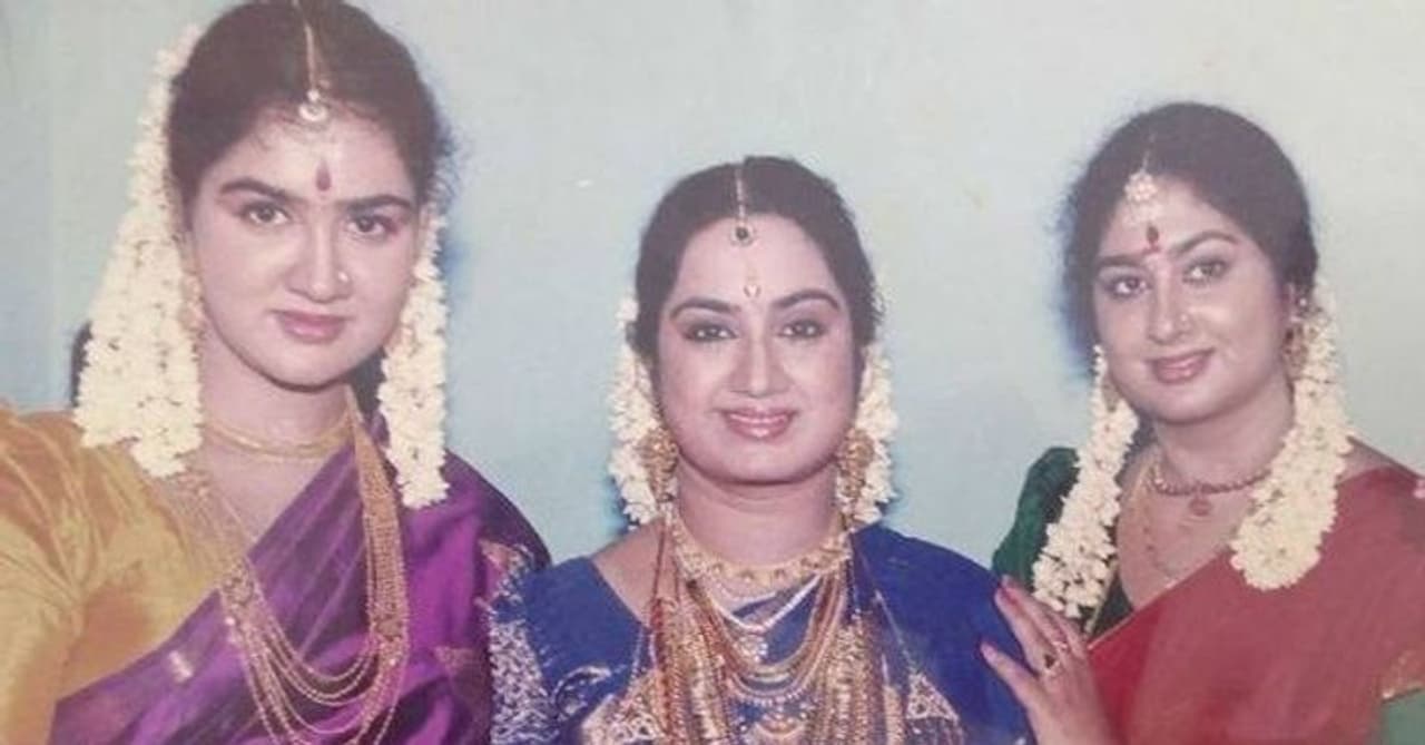 <p>ஊர்வஷியின் சகோதரிகள் கல்பனா மற்றும் கலரஞ்சினி இவங்க மூன்று பெரும் சினிமா துறையை சேர்ந்தவர்கள் தான் </p> <p>ஊர்வஷியின் சகோதரிகள் கல்பனா மற்றும் கலரஞ்சினி இவங்க மூன்று பெரும் சினிமா துறையை சேர்ந்தவர்கள் தான் </p>