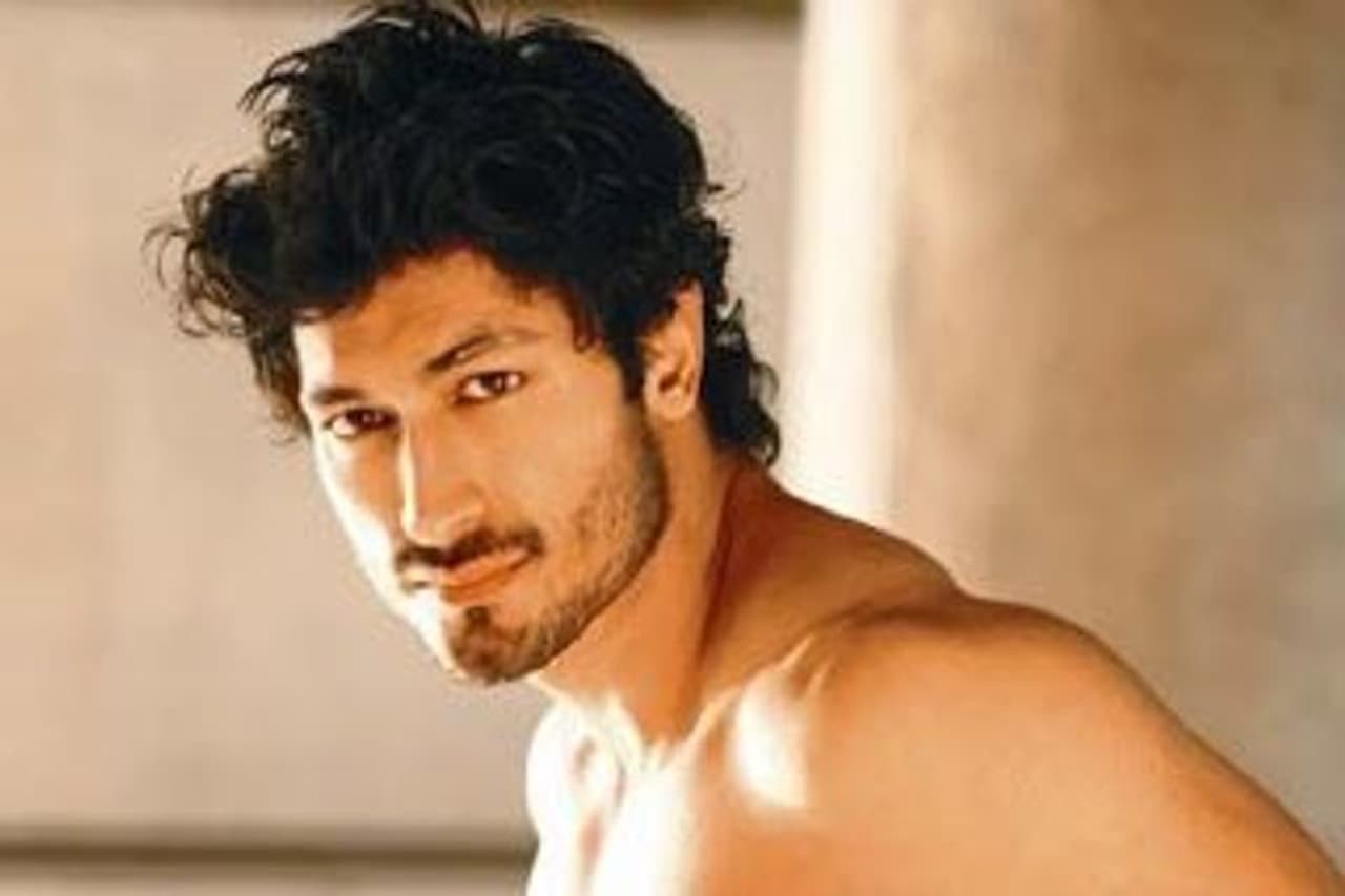 <p>ஜமால் பிறந்த ஊர் ஜம்மு அண்ட் காஷ்மீர் இவர் சிறுவயதில் இருந்து ஸ்டண்ட் மாஸ்டர் அவனும் முயற்சி செய்து கொண்டு இருந்தார் அப்பொழுது 25 நாடுகளுக்கு சென்று பயிற்சி மேற்கொண்டார் அதன் பிறகு ஸ்டண்ட் யூனியன்னில் இருந்து கொஞ்சம் கொஞ்சமாக முன்னேறி அவபிர் முதல் படமானது போர்ஸ் ஹிந்தி காக்க காக்க தமிழ் ரீமேக் படத்தில் நடித்தார் </p> <p>ஜமால் பிறந்த ஊர் ஜம்மு அண்ட் காஷ்மீர் இவர் சிறுவயதில் இருந்து ஸ்டண்ட் மாஸ்டர் அவனும் முயற்சி செய்து கொண்டு இருந்தார் அப்பொழுது 25 நாடுகளுக்கு சென்று பயிற்சி மேற்கொண்டார் அதன் பிறகு ஸ்டண்ட் யூனியன்னில் இருந்து கொஞ்சம் கொஞ்சமாக முன்னேறி அவபிர் முதல் படமானது போர்ஸ் ஹிந்தி காக்க காக்க தமிழ் ரீமேக் படத்தில் நடித்தார் </p>