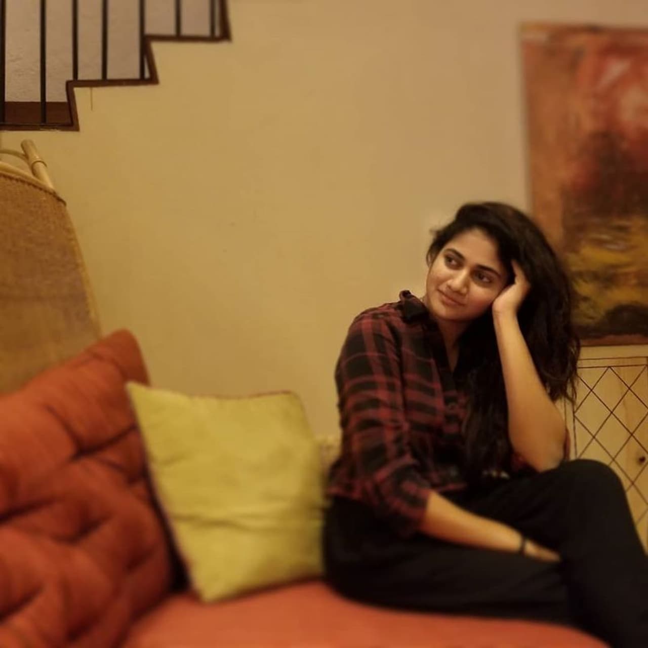 <p>உலகநாயகன் கமல் ஹாசன் தொகுத்து வழங்கி வந்த, பிக்பாஸ் சீசன் 3 நிகழ்ச்சியில் கலந்து கொண்ட 16 போட்டியாளர்களில் ஒருவராக விளையாடியவர் இலங்கை பெண்ணான லாஸ்லியா. &nbsp;இவருக்கு நிகழ்ச்சி ஆரம்பமான போதே, முதல் முதலில் இவருக்கு தான் தமிழ் ரசிகர்கள் ஆர்மி துவங்கி கொண்டாடினர். &nbsp;</p>