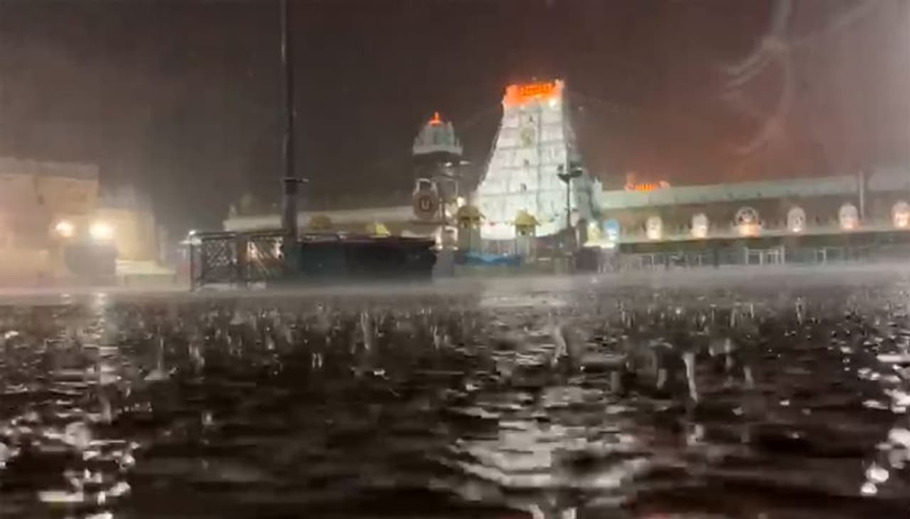 <p>కరోనా పాజిటివ్ కేసుల సంఖ్య పెరిగిపోతుండడంతో తిరుమలలో శ్రీవారి దర్శనాలపై పడుతోంది. సర్వదర్శనం టిక్కెట్ల జారీని టీటీడీ ఇవాళ్టి నుండి నిలిపివేసింది. </p> <p>కరోనా పాజిటివ్ కేసుల సంఖ్య పెరిగిపోతుండడంతో తిరుమలలో శ్రీవారి దర్శనాలపై పడుతోంది. సర్వదర్శనం టిక్కెట్ల జారీని టీటీడీ ఇవాళ్టి నుండి నిలిపివేసింది. </p>