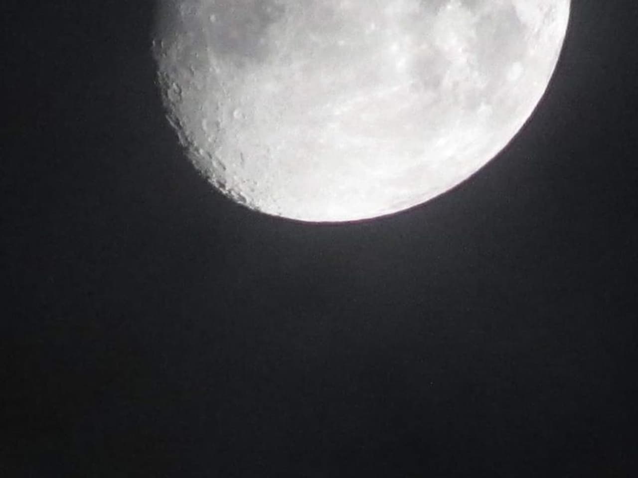 <p>ಕೆ.ಆರ್ ಪುರಂ ನಿವಾಸಿವೊಬ್ಬರು ತಮ್ಮ&nbsp;ಕ್ಯಾಮರಾದಲ್ಲಿ ಚಂದ್ರನ&nbsp;ಅಪರೂಪದ ಚಿತ್ರ&nbsp;ಸೆರೆ ಹಿಡಿದಿದ್ದಾರೆ. ಏನೋ ಸಂದ್ರನಿಂದ ಜಾರಿ ಬೀಳುತ್ತಿರುವುದನ್ನು ಕಾಣಬಹುದು.</p>