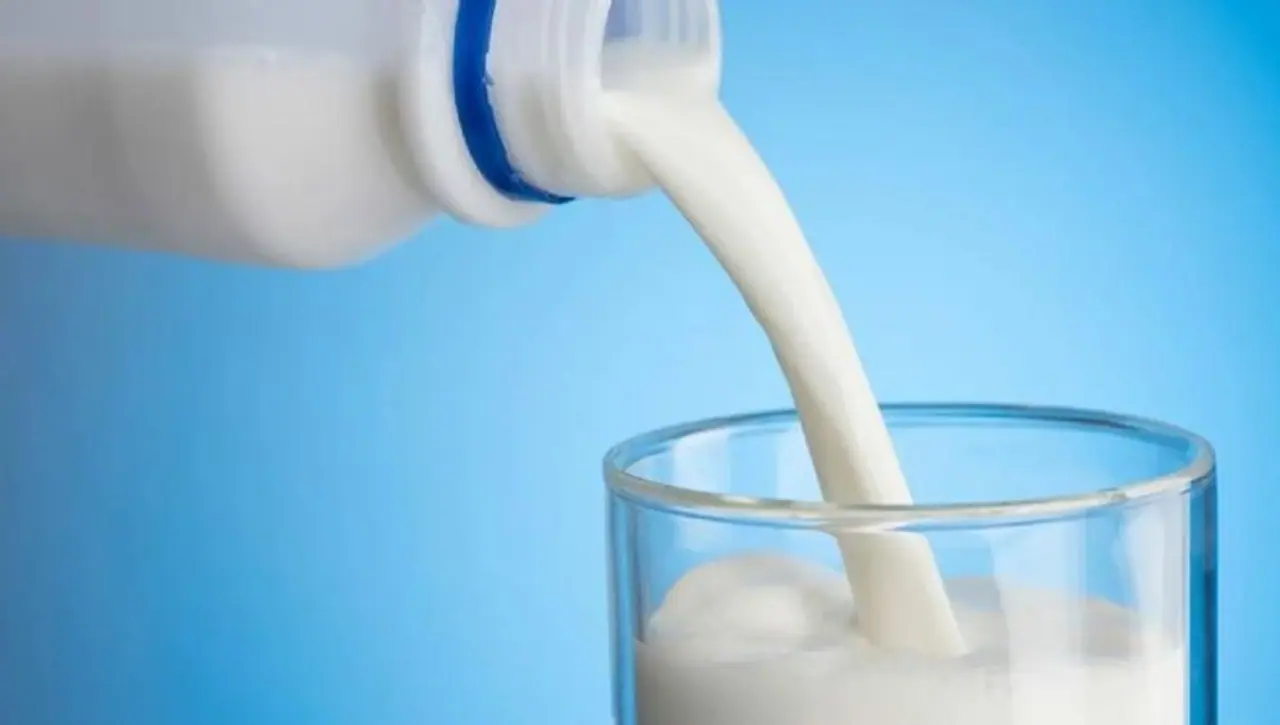 <p><strong>പാൽ കുടിക്കാം:&nbsp;</strong>രാത്രിയിൽ പാൽ കുടിക്കുന്നത് നല്ല ഉറക്കം കിട്ടാൻ സഹായിക്കുമെന്നാണ് പഠനങ്ങൾ പറയുന്നത്. ഇതില്‍&nbsp;വിറ്റാമിൻ ഡി, കാത്സ്യം എന്നിവ അടങ്ങിയിട്ടുണ്ട്. ഇത് മെലറ്റോണിന്‍ ഉത്പാദനത്തിന് സഹായിക്കുന്നു.&nbsp;</p>