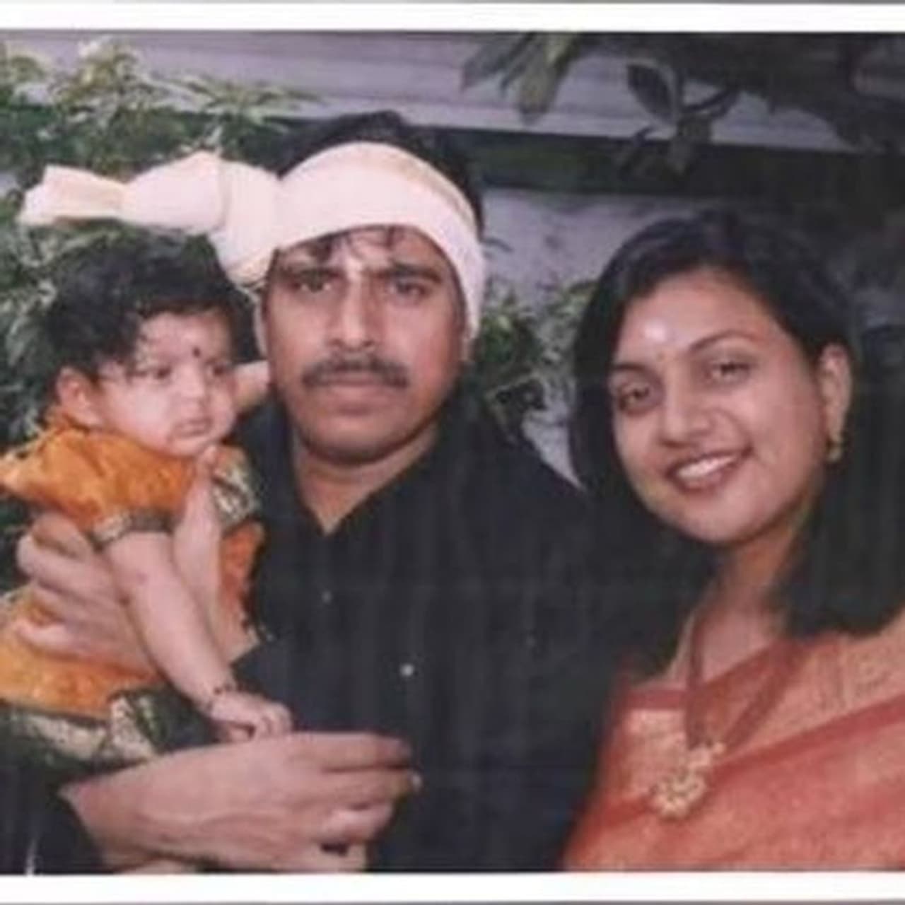 <p>ரோஜா செல்வமணி தன் பிள்ளையுடன் ஒரு புகைப்படம் </p> <p>ரோஜா செல்வமணி தன் பிள்ளையுடன் ஒரு புகைப்படம் </p>