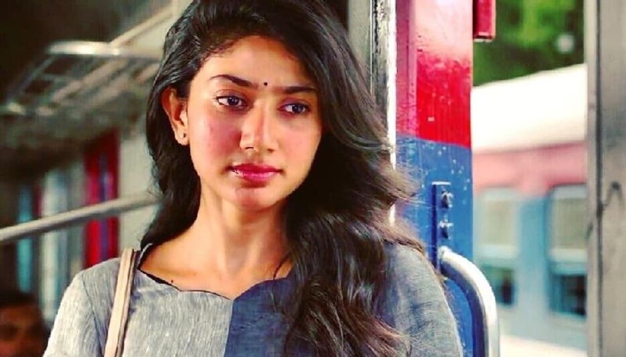 <p style="text align: justify;">ఏడేళ్ల చిన్నారిపై అత్యంత దారుణంగా అత్యాచారం చేసి హత్య చేసిన సంఘటనపై నిరసనలు వెళ్లువెత్తుతున్నాయి. రెండు రోజుల క్రితం కనిపించకుండా పోయిన ఓ బాలిక దారుణమైన పరిస్థితుల్లో హత్యకు గురైంది. ఈ సంఘటనపై సెలబ్రిటీలు కూడా ఆగ్రహం, ఆవేదన వ్యక్తం చేస్తున్నారు.</p> <p style="text align: justify;">ఏడేళ్ల చిన్నారిపై అత్యంత దారుణంగా అత్యాచారం చేసి హత్య చేసిన సంఘటనపై నిరసనలు వెళ్లువెత్తుతున్నాయి. రెండు రోజుల క్రితం కనిపించకుండా పోయిన ఓ బాలిక దారుణమైన పరిస్థితుల్లో హత్యకు గురైంది. ఈ సంఘటనపై సెలబ్రిటీలు కూడా ఆగ్రహం, ఆవేదన వ్యక్తం చేస్తున్నారు.</p>