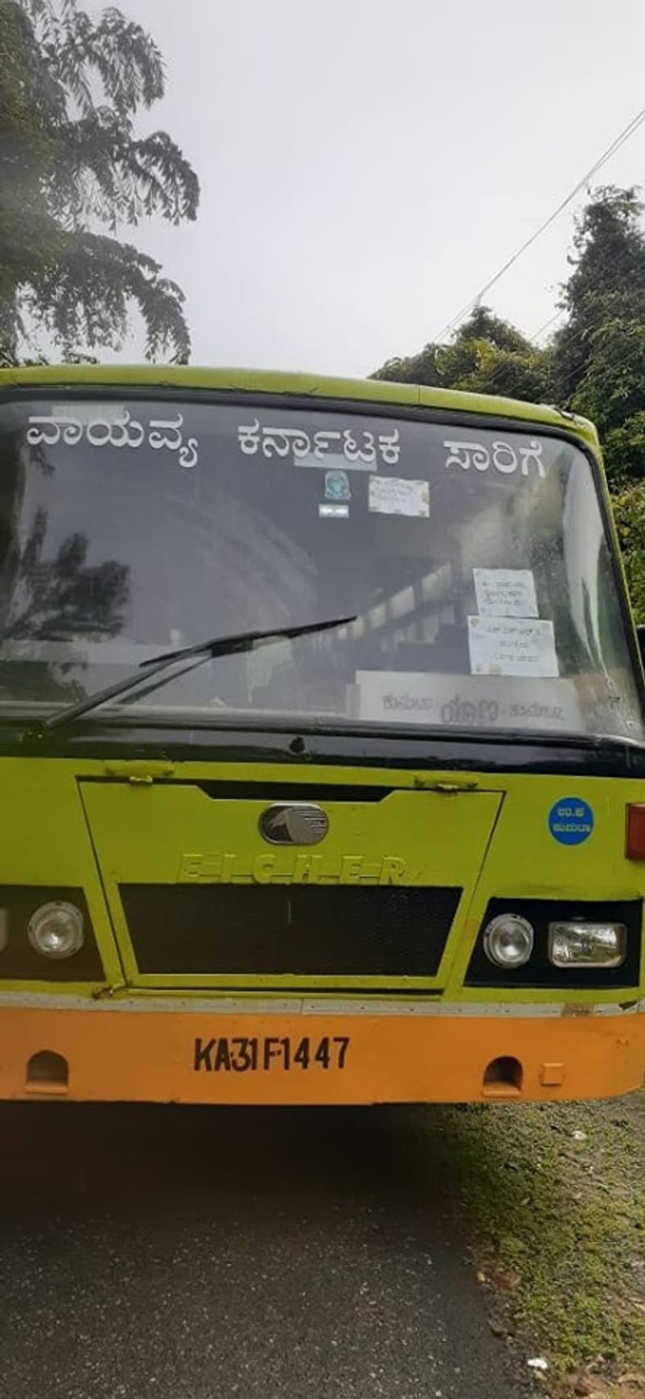 <p>ದಾರಿಯಲ್ಲಿ ಬಿದ್ದ ಮರ ತೆಗೆದು ಎಸ್ಎಸ್ಎಲ್ಸಿ ವಿದ್ಯಾರ್ಥಿಗಳನ್ನು ಪರೀಕ್ಷೆ ಸೆಂಟರ್ನತ್ತ ತಲುಪಿಸಿದ ಸಾರಿಗೆ ಸಿಬ್ಬಂದಿ</p> <p>ದಾರಿಯಲ್ಲಿ ಬಿದ್ದ ಮರ ತೆಗೆದು ಎಸ್ಎಸ್ಎಲ್ಸಿ ವಿದ್ಯಾರ್ಥಿಗಳನ್ನು ಪರೀಕ್ಷೆ ಸೆಂಟರ್ನತ್ತ ತಲುಪಿಸಿದ ಸಾರಿಗೆ ಸಿಬ್ಬಂದಿ</p>