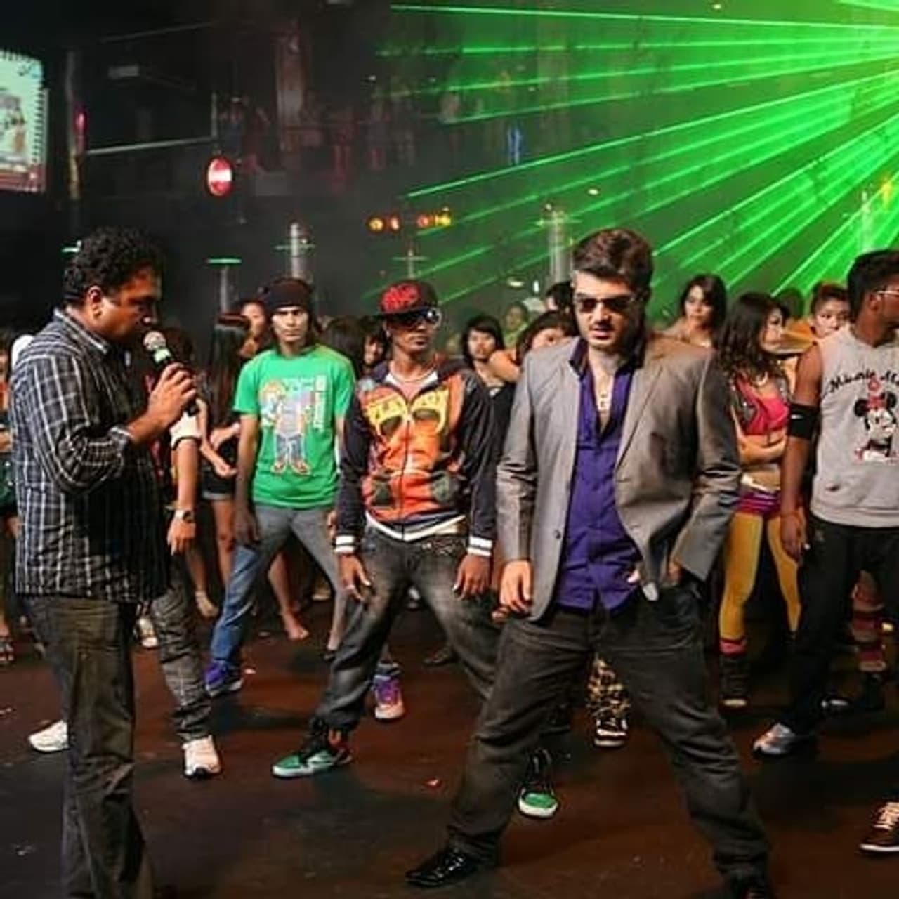 <p>மங்காத்தா படத்தின் முதல் பாட்டுக்கு நடன ஆசிரியரா இருந்த கல்யாண் மாஸ்டர் தல டான்ஸ் கற்று கொடுக்கும் காட்சி&nbsp;</p>