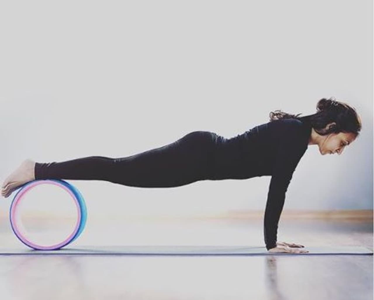 <p>ரோலர் ஒன்றை காலில் வைத்து, கைகளால் பேலன்ஸ் செய்து அசத்தும் ஐஸ்வர்யா </p> <p>ரோலர் ஒன்றை காலில் வைத்து, கைகளால் பேலன்ஸ் செய்து அசத்தும் ஐஸ்வர்யா </p>