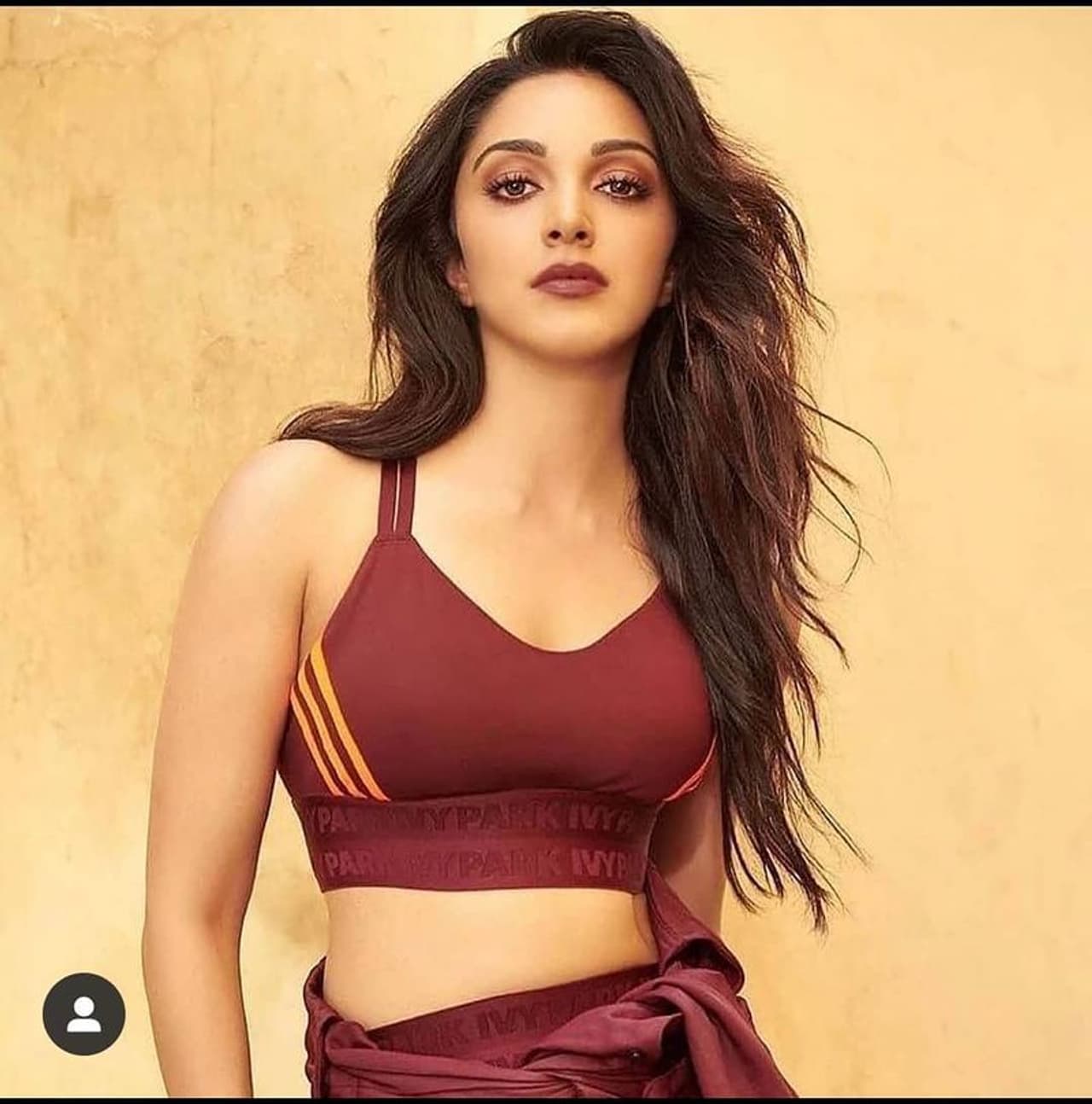 <p>டைட் சிவ்லெஸ் போட்டு கவர்ச்சியை காமிக்கும் கியாரா&nbsp;</p>