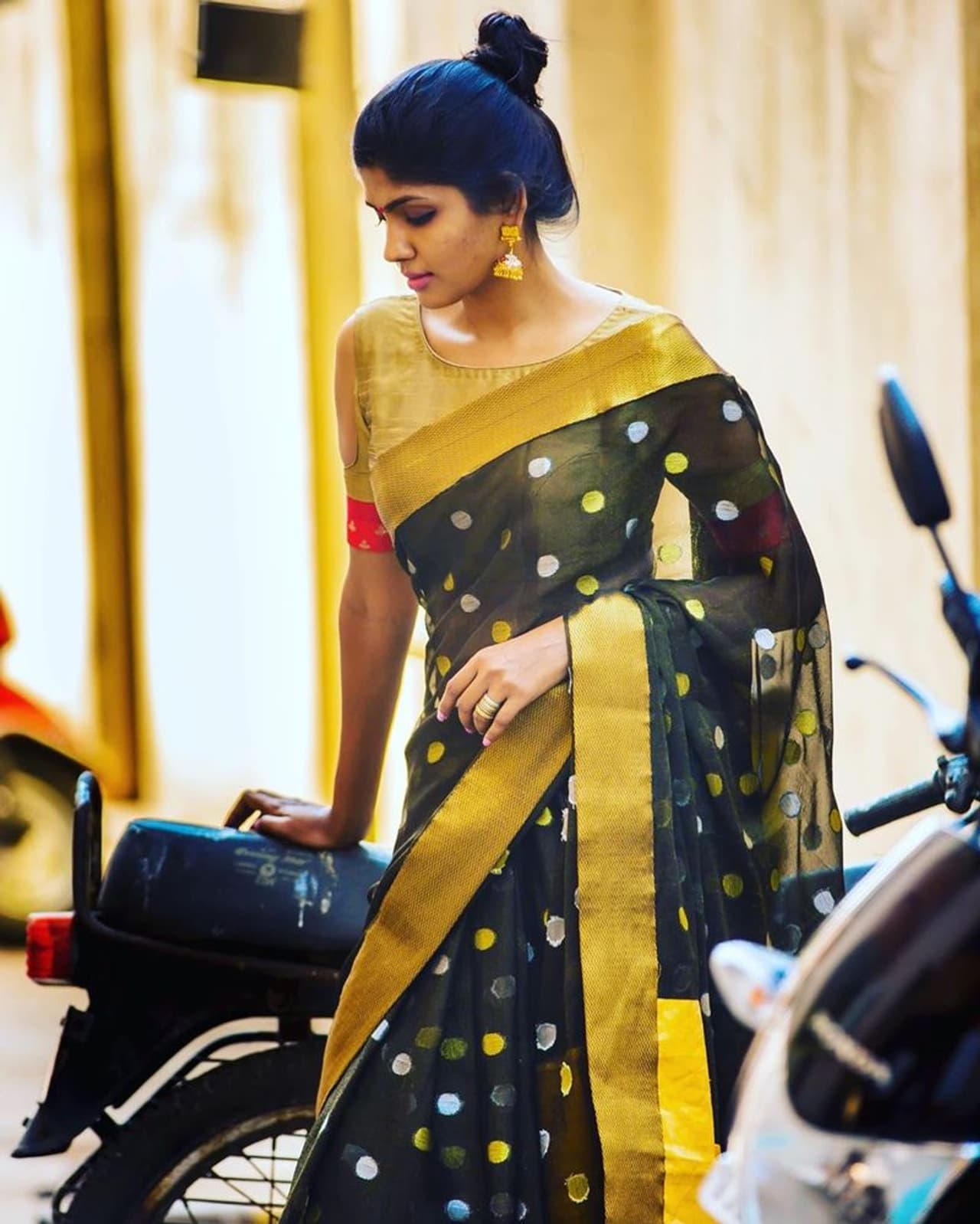 <p>கூந்தலில் கொண்டை போட்டு போஸ் கொடுக்கும் நிரஞ்சனி </p> <p>கூந்தலில் கொண்டை போட்டு போஸ் கொடுக்கும் நிரஞ்சனி </p>