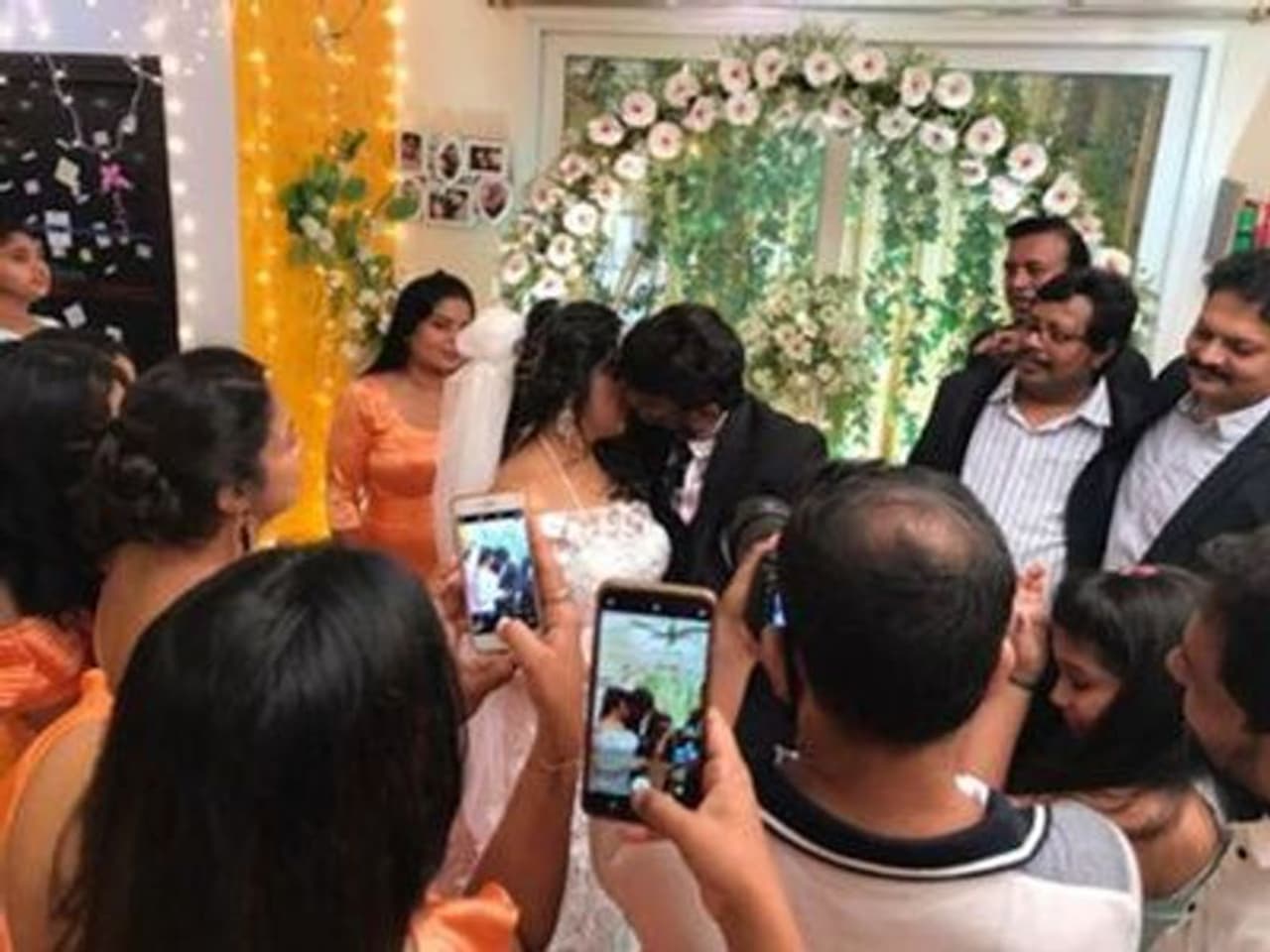 <p><br />பிக்பாஸ் நிகழ்ச்சி மூலம் தமிழகம் முழுவதும் பிரபலமான வனிதா, 40 வயதில் பீட்டர் பால் என்பவரை 3வது முறையாக திருமணம் செய்து கொண்டார். பீட்டர் பால் முதல் மனைவியை விவாகரத்து செய்யாமல் வனிதாவை திருமணம் செய்து கொண்டதும் மிகப்பெரிய சர்ச்சையை கிளப்பியது. </p> <p><br />பிக்பாஸ் நிகழ்ச்சி மூலம் தமிழகம் முழுவதும் பிரபலமான வனிதா, 40 வயதில் பீட்டர் பால் என்பவரை 3வது முறையாக திருமணம் செய்து கொண்டார். பீட்டர் பால் முதல் மனைவியை விவாகரத்து செய்யாமல் வனிதாவை திருமணம் செய்து கொண்டதும் மிகப்பெரிய சர்ச்சையை கிளப்பியது. </p>