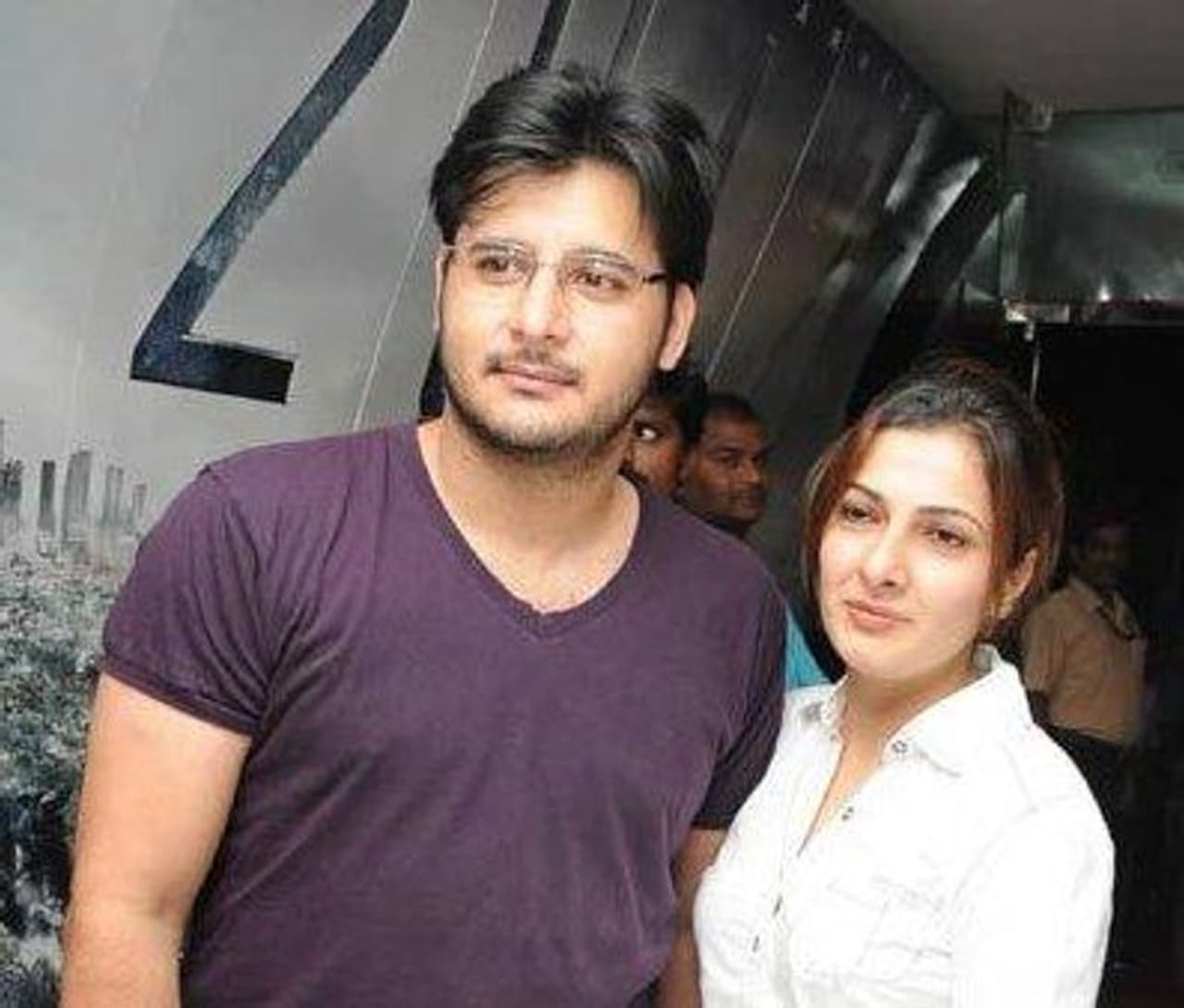 <p>1996 ஆம் ஆண்டு வெளியான காதல் தேசம் படத்தின் மூலம் தமிழில் அறிமுகமானவர், நடிகர் அப்பாஸ். இதை தொடர்ந்து வி.ஐ.பி, பூச்சூடவா, பூவேலி, படையப்பா, உள்ளிட்ட பல படங்களில் நடித்து, தமிழ் ரசிகர்கள் மத்தியில் சாக்லேட் பாய் என அழைக்கப்பட்டார்.</p> <p>1996 ஆம் ஆண்டு வெளியான காதல் தேசம் படத்தின் மூலம் தமிழில் அறிமுகமானவர், நடிகர் அப்பாஸ். இதை தொடர்ந்து வி.ஐ.பி, பூச்சூடவா, பூவேலி, படையப்பா, உள்ளிட்ட பல படங்களில் நடித்து, தமிழ் ரசிகர்கள் மத்தியில் சாக்லேட் பாய் என அழைக்கப்பட்டார்.</p>