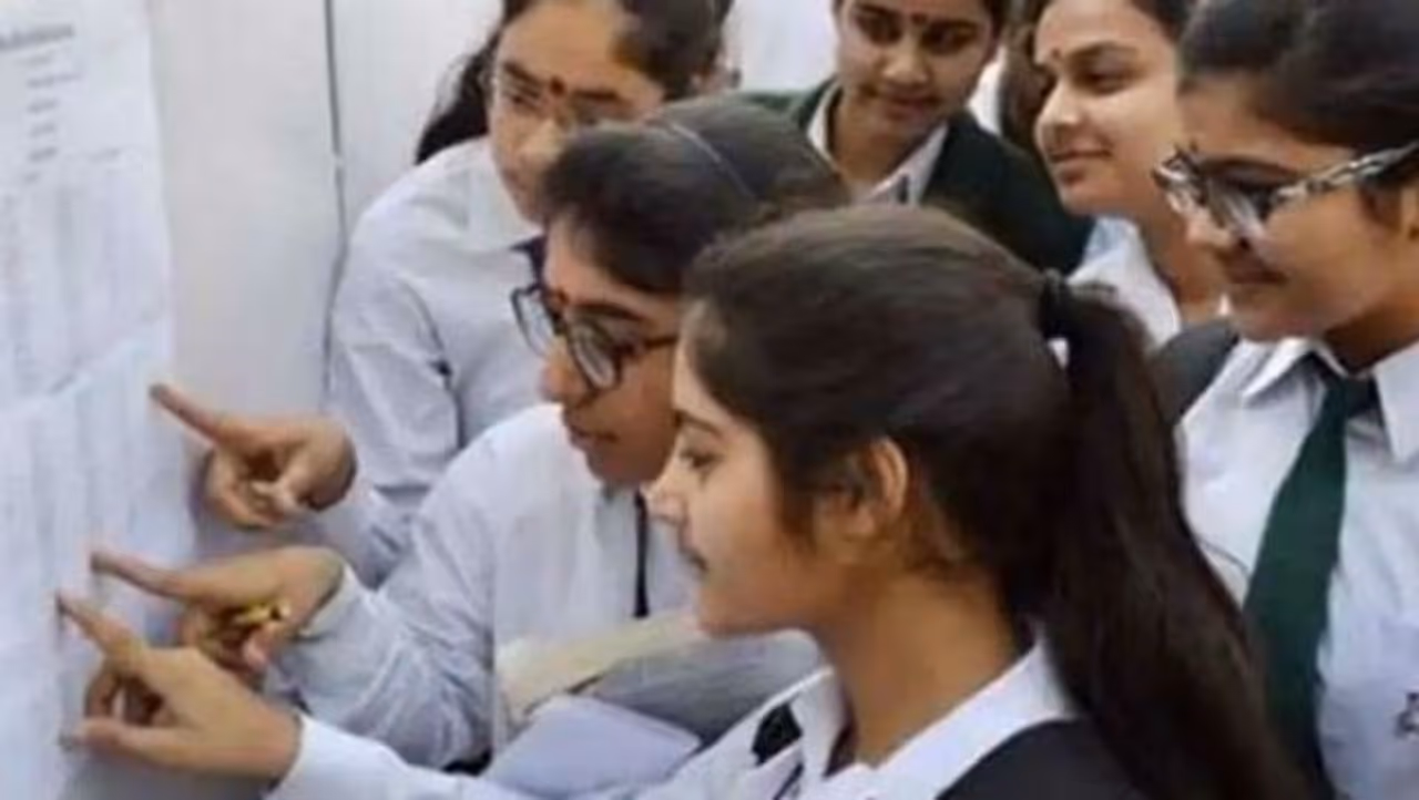 <p>The results of the Karnataka Secondary School Leaving Certificate (SSLC) exams will be declared at 3 pm on Monday. The results will be hosted on www.kseeb.kar.nic.in and www.karresults.nic.in by 3.45 pm, KSEEB officials confirmed.</p> <p>The results of the Karnataka Secondary School Leaving Certificate (SSLC) exams will be declared at 3 pm on Monday. The results will be hosted on www.kseeb.kar.nic.in and www.karresults.nic.in by 3.45 pm, KSEEB officials confirmed.</p>