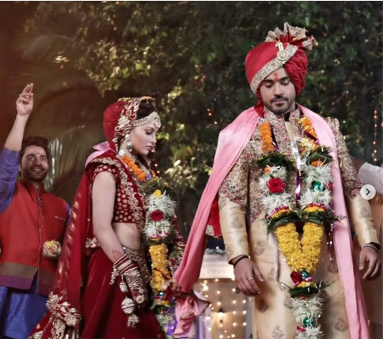 <p>ಬಾಲಿವುಡ್, ಟಾಲಿವುಡ್, ಟಿವಿ ಇಂಡಸ್ಟ್ರಿಯವರೆಲ್ಲ ಕೊರೋನಾ ವೈರಸ್ ಲಾಕ್ಡೌನ್ ಮಧ್ಯೆಯೇ ನಿಶ್ಚಿತಾರ್ಥ, ಮದುವೆಯಾಗಿದ್ದನ್ನು ನಾವು ನೋಡಿದ್ದೇವೆ. ಇದೀಗ ಬಿಗ್ ಬಾಸ್ನ ಜೋಡಿಯೂ ಹಸೆ ಮಣೆ ಏರಿದೆ.</p> <p>ಬಾಲಿವುಡ್, ಟಾಲಿವುಡ್, ಟಿವಿ ಇಂಡಸ್ಟ್ರಿಯವರೆಲ್ಲ ಕೊರೋನಾ ವೈರಸ್ ಲಾಕ್ಡೌನ್ ಮಧ್ಯೆಯೇ ನಿಶ್ಚಿತಾರ್ಥ, ಮದುವೆಯಾಗಿದ್ದನ್ನು ನಾವು ನೋಡಿದ್ದೇವೆ. ಇದೀಗ ಬಿಗ್ ಬಾಸ್ನ ಜೋಡಿಯೂ ಹಸೆ ಮಣೆ ಏರಿದೆ.</p>