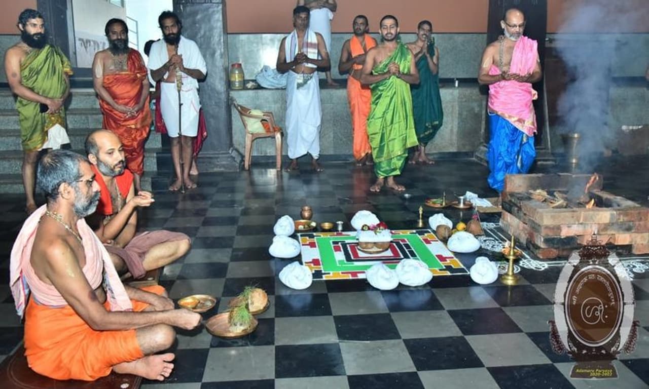 <p>ಶ್ರೀ ಕೃಷ್ಣ ಮಠದಲ್ಲಿ ಅದಮಾರು ಮಠಾಧೀಶರಾದ ಶ್ರೀ ವಿಶ್ವಪ್ರಿಯತೀರ್ಥ ಶ್ರೀಪಾದರ ಜನ್ಮ ನಕ್ಷತ್ರದ ಅಂಗವಾಗಿ ಮಠದ ಪುರೋಹಿತರಿಂದ ಧನ್ವಂತರಿ ಯಾಗ ಹಾಗೂ ವಾಯುಸ್ತುತಿ ಪುರಶ್ಚರಣಾ ಹೋಮ ನಡೆಯಿತು.</p> <p>ಶ್ರೀ ಕೃಷ್ಣ ಮಠದಲ್ಲಿ ಅದಮಾರು ಮಠಾಧೀಶರಾದ ಶ್ರೀ ವಿಶ್ವಪ್ರಿಯತೀರ್ಥ ಶ್ರೀಪಾದರ ಜನ್ಮ ನಕ್ಷತ್ರದ ಅಂಗವಾಗಿ ಮಠದ ಪುರೋಹಿತರಿಂದ ಧನ್ವಂತರಿ ಯಾಗ ಹಾಗೂ ವಾಯುಸ್ತುತಿ ಪುರಶ್ಚರಣಾ ಹೋಮ ನಡೆಯಿತು.</p>