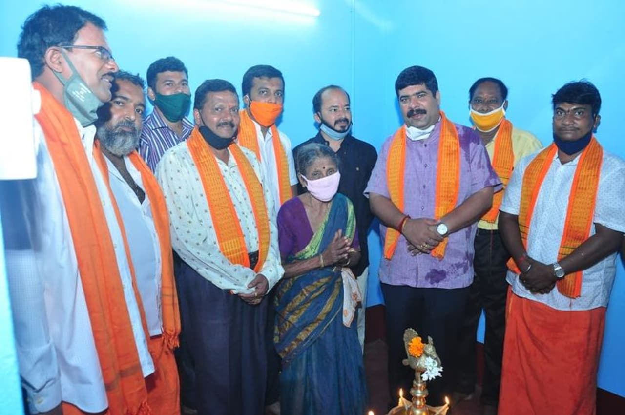 <p>ಬಡ ವೃದ್ಧೆಯ ಹದೆಗೆಟ್ಟ ಮನೆಯನ್ನು ದುರಸ್ತಿಗೊಳಿಸಿ, ಸುಣ್ಣ ಬಣ್ಣ ಬಳಿದು ವಾಸಕ್ಕೆ ಯೋಗ್ಯ ಮಾಡಿಕೊಟ್ಟಿರುವ ಘಟನೆ ಮಂಗಳೂರಿನಲ್ಲಿ ನಡೆದಿದೆ.</p> <p>ಬಡ ವೃದ್ಧೆಯ ಹದೆಗೆಟ್ಟ ಮನೆಯನ್ನು ದುರಸ್ತಿಗೊಳಿಸಿ, ಸುಣ್ಣ ಬಣ್ಣ ಬಳಿದು ವಾಸಕ್ಕೆ ಯೋಗ್ಯ ಮಾಡಿಕೊಟ್ಟಿರುವ ಘಟನೆ ಮಂಗಳೂರಿನಲ್ಲಿ ನಡೆದಿದೆ.</p>