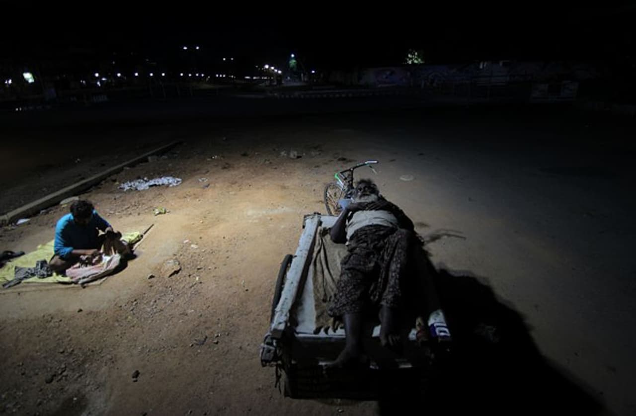 <p>ഇന്ത്യയില് കൊവിഡ് വ്യാപനം അതിതീവ്രത ഘട്ടത്തിലേക്ക് കടന്നുന്നതായാണ് റിപ്പോര്ട്ടുകള്. സംസ്ഥാനങ്ങള് പുറത്ത് വിട്ട കണക്കുകള് പ്രകാരം രാജ്യത്ത് കൊവിഡ് രോഗികളുടെ എണ്ണം 6,73,904 ആണ്. </p> <p>ഇന്ത്യയില് കൊവിഡ് വ്യാപനം അതിതീവ്രത ഘട്ടത്തിലേക്ക് കടന്നുന്നതായാണ് റിപ്പോര്ട്ടുകള്. സംസ്ഥാനങ്ങള് പുറത്ത് വിട്ട കണക്കുകള് പ്രകാരം രാജ്യത്ത് കൊവിഡ് രോഗികളുടെ എണ്ണം 6,73,904 ആണ്. </p>