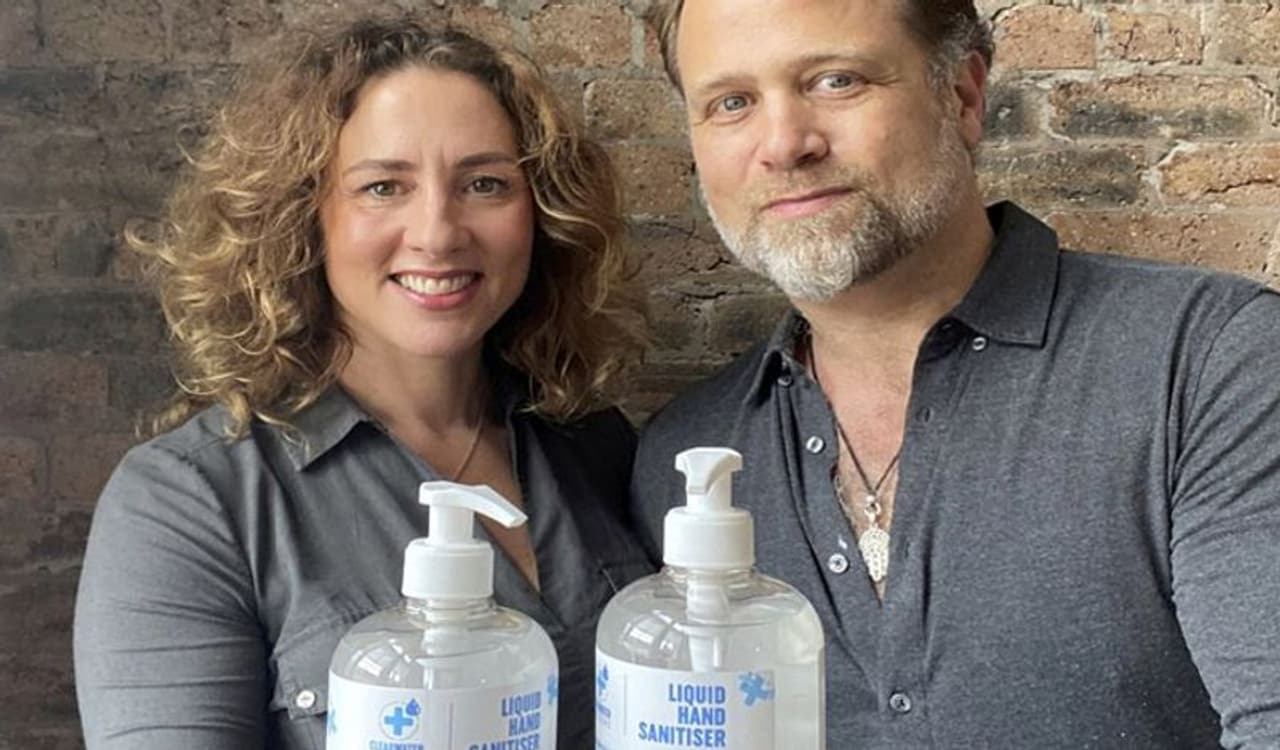 <p>ಯುಕೆ ಯಲ್ಲಿ, ಮಾರ್ಚ್ ತಿಂಗಳಲ್ಲಿ ಕೊರೋನಾ ಗಂಭೀರವಾದಾಗ&nbsp;ಆಂಡ್ರ್ಯೂ ಮತ್ತು ಪತ್ನಿ ರಾಚೆಲ್ ಹ್ಯಾಂಡ್ ಸ್ಯಾನಿಟೈಜರ್ ವ್ಯವಹಾರ&nbsp;ಪ್ರಾರಂಭಿಸಿದರು. ಈ ವ್ಯವಹಾರವು ಈಗ ತಮ್ಮ ಜೀವನವನ್ನು ಬದಲಾಯಿಸುತ್ತದೆ ಎಂದು ಈ ಬ್ರಿಟಿಷ್ ದಂಪತಿ ಕನಸು ಮನಸ್ಲಿನಲ್ಲಿಯೂ ಎಂದು ಕೊಂಡಿರಲಿಲ್ಲ.</p>