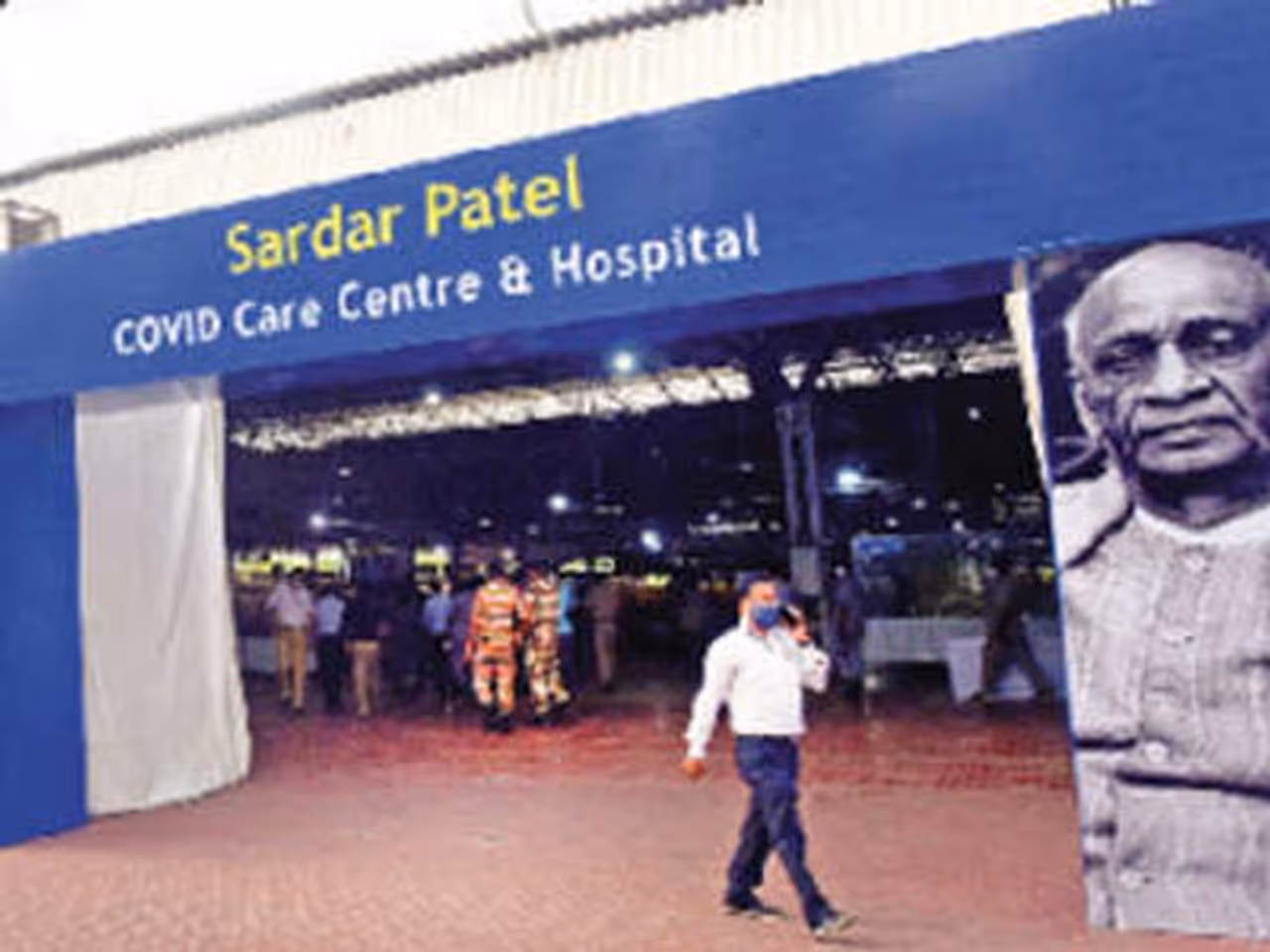 <p>ವಿಶ್ವದ ಅತಿದೊಡ್ಡ ಕೊವಿಡ್ 19 ಚಿಕಿತ್ಸಾ ಕೇಂದ್ರ ಎನಿಸಿಕೊಂಡಿರುವ ಸರ್ದಾರ್ ವಲ್ಲಭಬಾಯಿ ಪಟೇಲ್ ಕೊವಿಡ್ ಕೇರ್ ಆಸ್ಪತ್ರೆ(SPCCCH)ಯನ್ನು ಇಂದು ದೆಹಲಿಯಲ್ಲಿ ಉದ್ಘಾಟನೆ ಮಾಡಲಾಗಿದೆ.</p> <p>ವಿಶ್ವದ ಅತಿದೊಡ್ಡ ಕೊವಿಡ್ 19 ಚಿಕಿತ್ಸಾ ಕೇಂದ್ರ ಎನಿಸಿಕೊಂಡಿರುವ ಸರ್ದಾರ್ ವಲ್ಲಭಬಾಯಿ ಪಟೇಲ್ ಕೊವಿಡ್ ಕೇರ್ ಆಸ್ಪತ್ರೆ(SPCCCH)ಯನ್ನು ಇಂದು ದೆಹಲಿಯಲ್ಲಿ ಉದ್ಘಾಟನೆ ಮಾಡಲಾಗಿದೆ.</p>