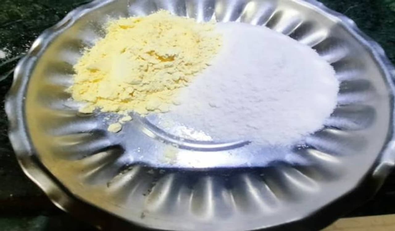 <p>ಕುರ್ಕುರೆ ಮಾಡಲು, ಮೊದಲು ಅವಲಕ್ಕಿಯನ್ನು ಮಿಕ್ಸಿಯಲ್ಲಿ ಪುಡಿಮಾಡಿ. ಒಂದು ಪಾತ್ರೆಯಲ್ಲಿ ಪುಡಿ ಮಾಡಿದ ಅವಲಕ್ಕಿಗೆ ಕಡಲೆ ಹಿಟ್ಟು ಸೇರಿಸಿ.</p> <p>ಕುರ್ಕುರೆ ಮಾಡಲು, ಮೊದಲು ಅವಲಕ್ಕಿಯನ್ನು ಮಿಕ್ಸಿಯಲ್ಲಿ ಪುಡಿಮಾಡಿ. ಒಂದು ಪಾತ್ರೆಯಲ್ಲಿ ಪುಡಿ ಮಾಡಿದ ಅವಲಕ್ಕಿಗೆ ಕಡಲೆ ಹಿಟ್ಟು ಸೇರಿಸಿ.</p>