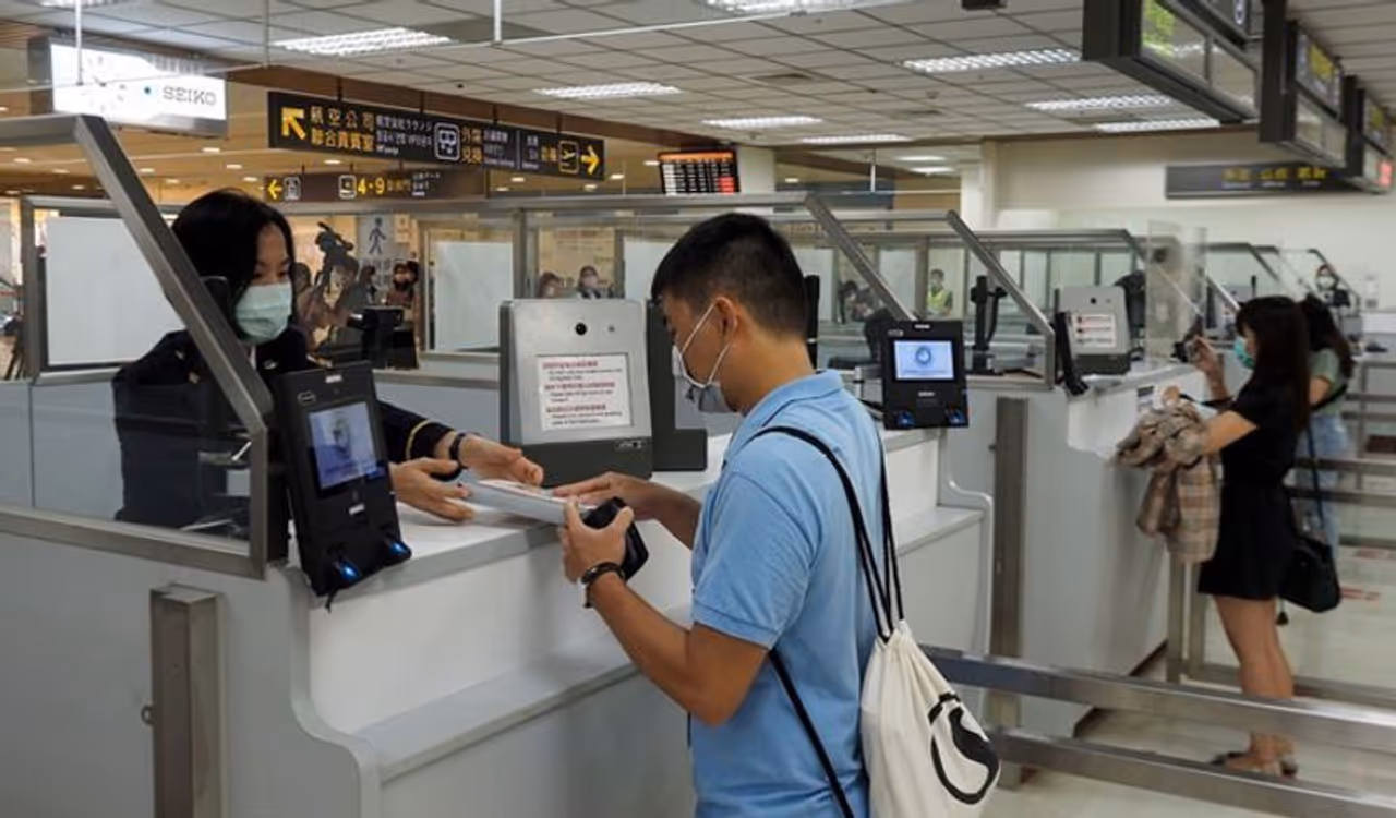 <p>ನೀವೂ ಕೂಡಾ ಲಾಕ್ಡೌನ್ ನಡುವೆ ಸುತ್ತಾಡುವುದನ್ನು ಮಿಸ್ ಮಾಡಿಕೊಳ್ಳುತ್ತಿದ್ದೀರಾ? ನಿಮಗೂ ಮನೆಯಲ್ಲಿದ್ದು ಬೋರಾಗುತ್ತಿದೆಯಾ? ನಿಮ್ಮೆಲ್ಲಾ ವಸ್ತುಗಳನ್ನು ಗಂಟು ಮೂಟೆ ಕಟ್ಟಿ ವಿಮಾನದಲ್ಲಿ ಪ್ರಯಾಣಿಸಬೇಕೆಂಬ ಆಸೆ ಇದೆಯಾ?</p> <p>ನೀವೂ ಕೂಡಾ ಲಾಕ್ಡೌನ್ ನಡುವೆ ಸುತ್ತಾಡುವುದನ್ನು ಮಿಸ್ ಮಾಡಿಕೊಳ್ಳುತ್ತಿದ್ದೀರಾ? ನಿಮಗೂ ಮನೆಯಲ್ಲಿದ್ದು ಬೋರಾಗುತ್ತಿದೆಯಾ? ನಿಮ್ಮೆಲ್ಲಾ ವಸ್ತುಗಳನ್ನು ಗಂಟು ಮೂಟೆ ಕಟ್ಟಿ ವಿಮಾನದಲ್ಲಿ ಪ್ರಯಾಣಿಸಬೇಕೆಂಬ ಆಸೆ ಇದೆಯಾ?</p>