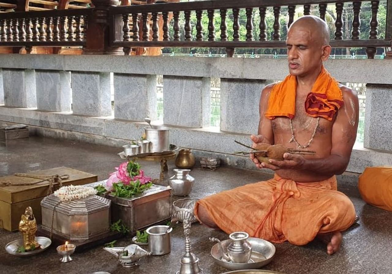 <p>ಉಡುಪಿಯ ಪೇಜಾವರ ಮಠದ ಶ್ರೀ ವಿಶ್ವಪ್ರಸನ್ನ ತೀರ್ಥ ಶ್ರೀಪಾದರು ಭಾನುವಾರ ಚಾತುರ್ಮಾಸ್ಯ ವ್ರತ ಸಂಕಲ್ಪ ಸ್ವೀಕರಿಸಿದರು.</p>