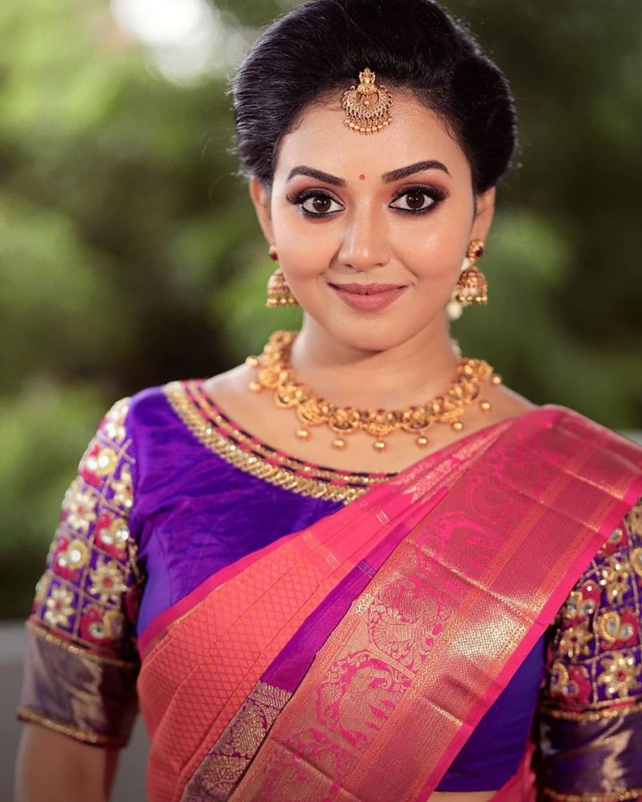 <p>சின்னத்திரையில் ஜொலிக்கும் நட்சத்திரங்கள் ஒருபோதும் வெள்ளித்திரையில் மிளிர முடியாது என்பதை ஒரு சிலர் மாற்றி காண்பித்துள்ளனர். சிவகார்த்திகேயன், சந்தானம், ப்ரியா பவானி ஷங்கர், வாணி போஜன் என ஏராளமான சின்னத்திரை பிரபலங்கள் சினிமாவில் வெற்றி கொடி நாட்டியுள்ளனர்.&nbsp;</p>