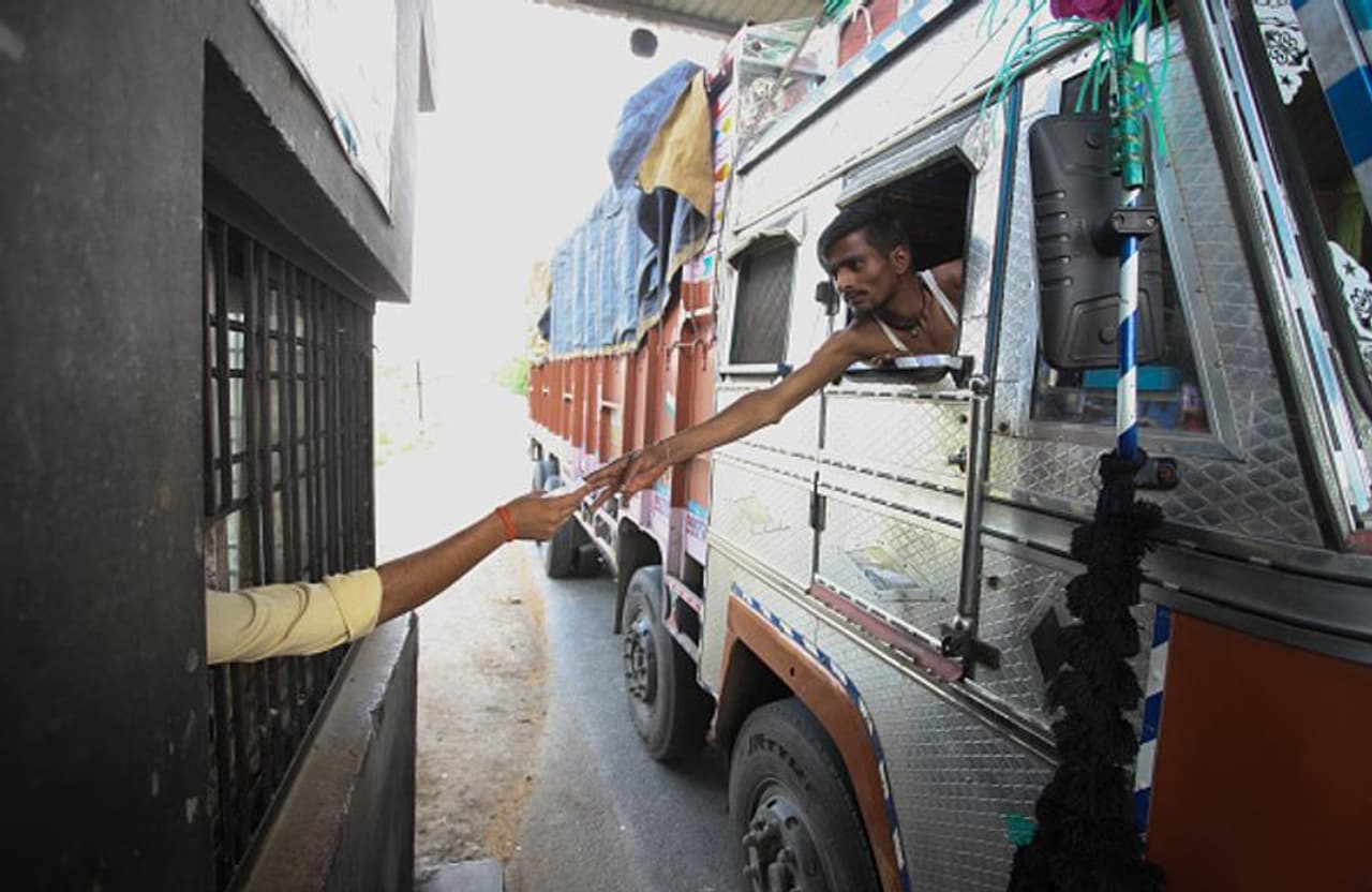 <p>വൈറസ് ബാധിതര് ഏറ്റവും കൂടുതലുള്ളത് അമേരിക്കയിലാണ്. 29,82,928 പേര്ക്കാണ് അമേരിക്കയില് ഇതുവരെയായി രോഗം ബാധിച്ചത്. 1,32,569 പേര് മരിച്ചു. 12,89,564 പേര്ക്ക് രോഗം ഭേദമായി. </p> <p>വൈറസ് ബാധിതര് ഏറ്റവും കൂടുതലുള്ളത് അമേരിക്കയിലാണ്. 29,82,928 പേര്ക്കാണ് അമേരിക്കയില് ഇതുവരെയായി രോഗം ബാധിച്ചത്. 1,32,569 പേര് മരിച്ചു. 12,89,564 പേര്ക്ക് രോഗം ഭേദമായി. </p>