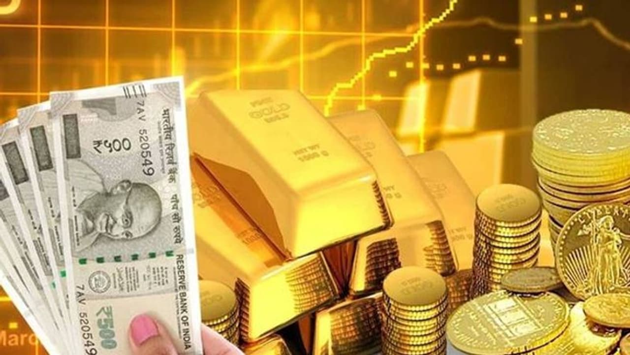 <p>जानकारों का कहना है कि इस साल सोने के दाम 52,000 रुपये (Gold Price) प्रति 10 ग्राम पार हो सकते हैं। वहीं ये वायदा कारोबार में 49,000 प्रति दस ग्राम के स्तर पर चल रहा है।</p>