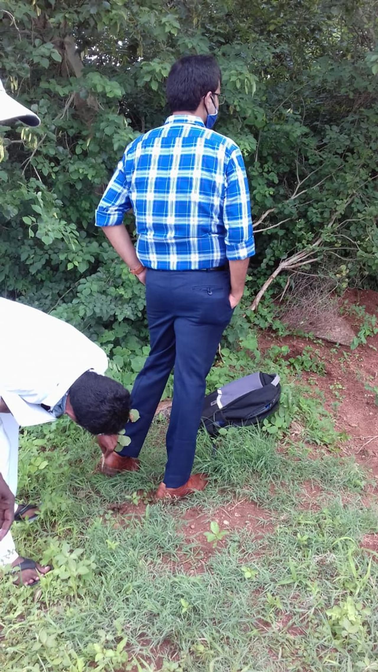 <p>దేశంలోనే&nbsp; అత్యుత్తమ సివిల్ సర్వీస్ పరీక్షలు రాసాడు. కలెక్టర్ గా ఎంపికయ్యాడు. ట్రైనింగ్ లో ఉన్నాడు. ఇలాంటి ఒక ఉన్నతోద్యోగి అటెండర్ తో తన బూతును తూడిపించుకుంటూ కెమెరా కంటికి చిక్కాడు.&nbsp;</p>