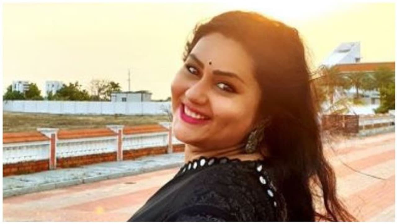 <p>பல படங்களில் கவர்ச்சிக்கு தடை போடாமல் தாராளம் காட்டி வந்த நமீதா, திடீர் என உடல் பருமல் அதிகரித்து ஆளே அடையாளம் தெரியாத அளவிற்கு ஊதினார். </p> <p>பல படங்களில் கவர்ச்சிக்கு தடை போடாமல் தாராளம் காட்டி வந்த நமீதா, திடீர் என உடல் பருமல் அதிகரித்து ஆளே அடையாளம் தெரியாத அளவிற்கு ஊதினார். </p>