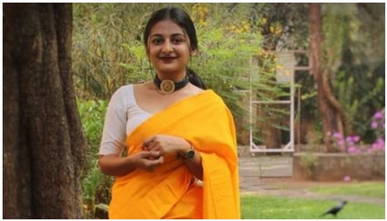 <p>ദൃശ്യം എന്ന സിനിമയില് മോഹൻലാലിന്റെ മകളായി അഭിനയിച്ചാണ് എസ്തര് ശ്രദ്ധേയയാകുന്നത്.</p> <p>ദൃശ്യം എന്ന സിനിമയില് മോഹൻലാലിന്റെ മകളായി അഭിനയിച്ചാണ് എസ്തര് ശ്രദ്ധേയയാകുന്നത്.</p>