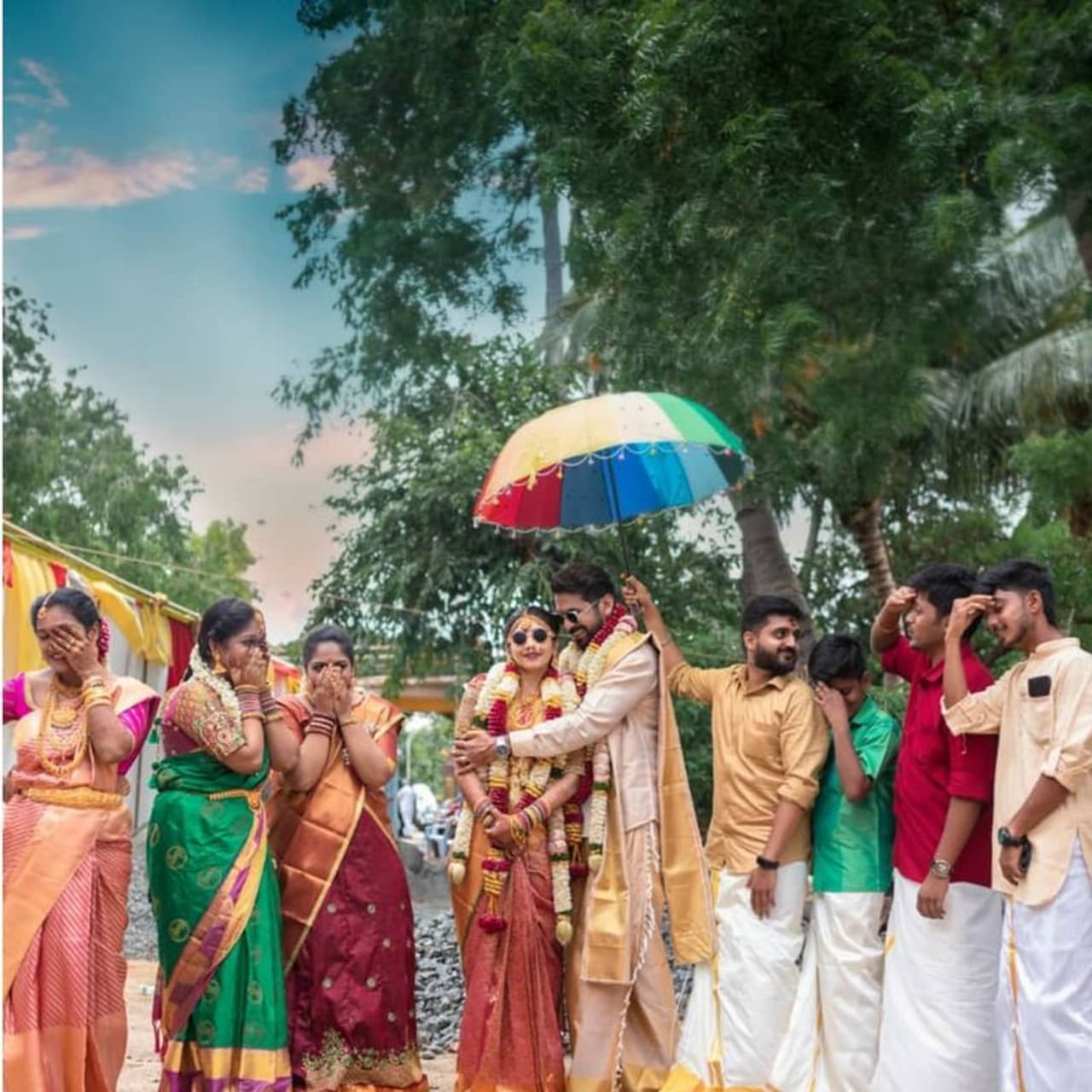 <p>தற்போது கொரோனா அச்சம் காரணமாக போடப்பட்டுள்ள ஊரடங்கினாள் இவரது திருமணம், இவருடைய சொந்த ஊரான திண்டுக்கல்லில் உள்ள கோவில் ஒன்றில் மிகவும் எளிமையாக நடந்துள்ளது.</p>