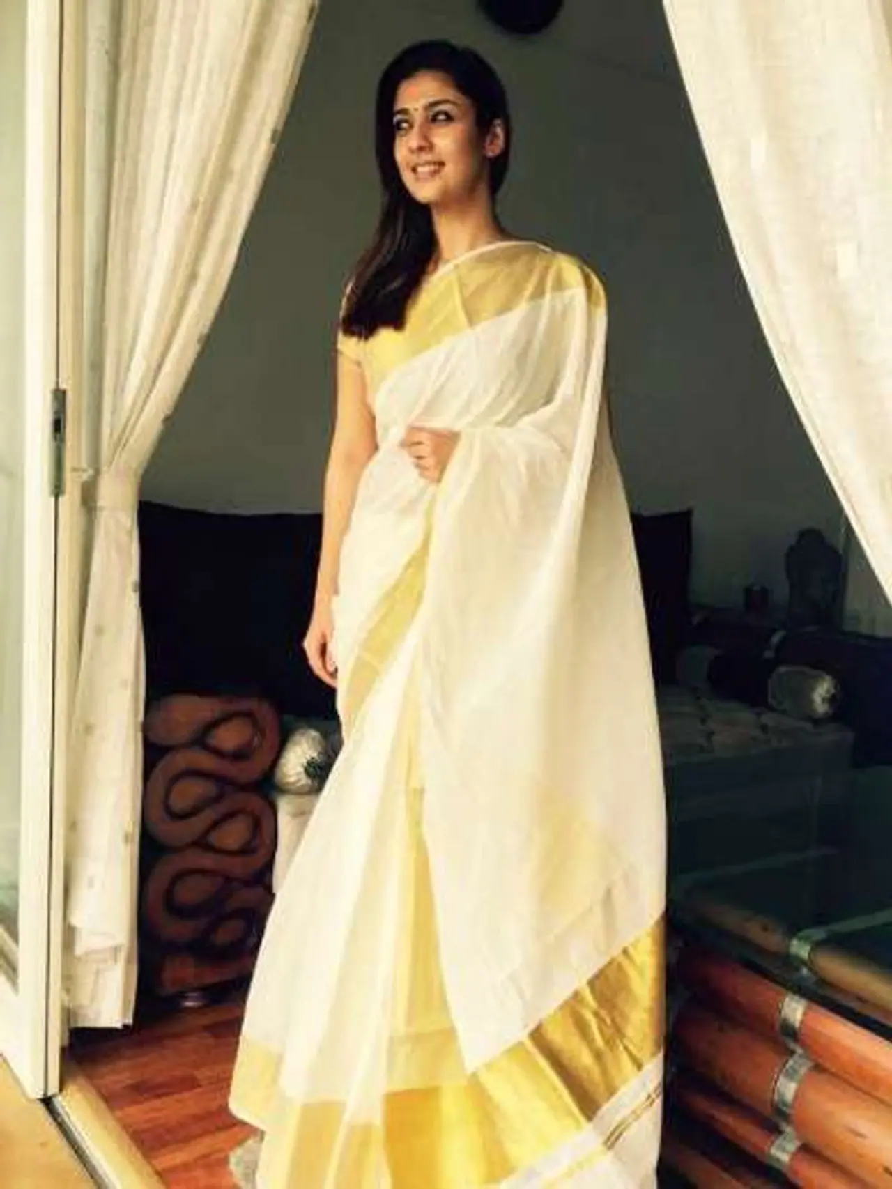 <p>தமிழ் ரசிகர்கள் மனதில் ராணியாக சிம்மாசனம் போட்டு அமர்ந்திருப்பவர் நயன்தாரா. தனது அசத்தல் நடிப்பால் லேடி சூப்பர் ஸ்டார் என்ற படத்திற்கு சொந்தக்காரியாக வலம் வருகிறார். </p> <p>தமிழ் ரசிகர்கள் மனதில் ராணியாக சிம்மாசனம் போட்டு அமர்ந்திருப்பவர் நயன்தாரா. தனது அசத்தல் நடிப்பால் லேடி சூப்பர் ஸ்டார் என்ற படத்திற்கு சொந்தக்காரியாக வலம் வருகிறார். </p>