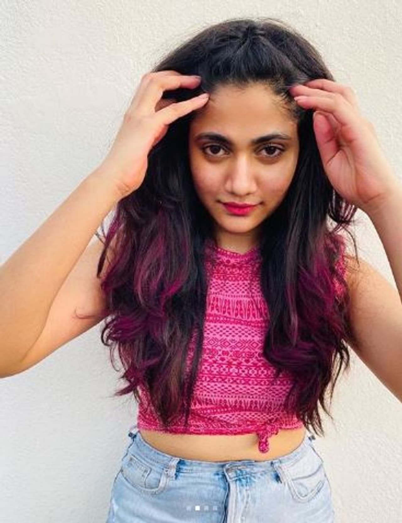 <p>துளியும் மேக்அப் இன்றி லாஸ்லியா&nbsp;</p>