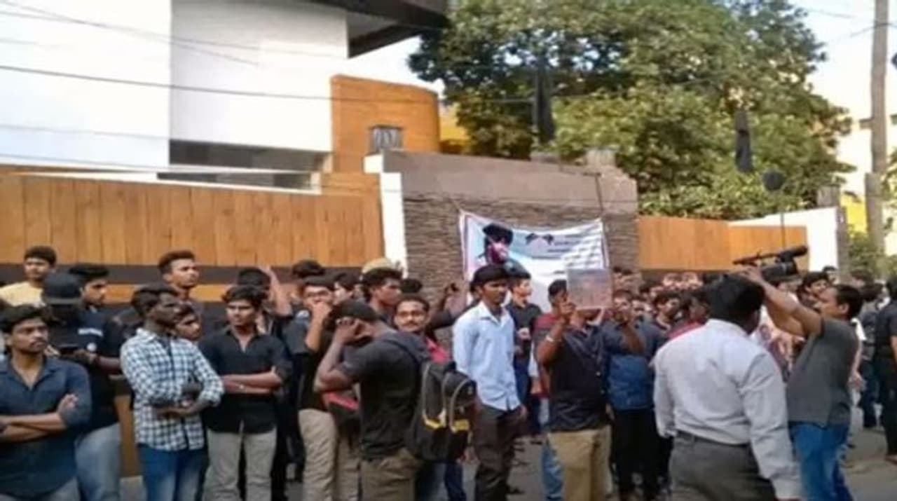 <p>சிம்புவிற்கு ரசிகர்கள் அவர் வீடு முன் கூடிய போது எடுத்த புகைப்படம் </p> <p>சிம்புவிற்கு ரசிகர்கள் அவர் வீடு முன் கூடிய போது எடுத்த புகைப்படம் </p>