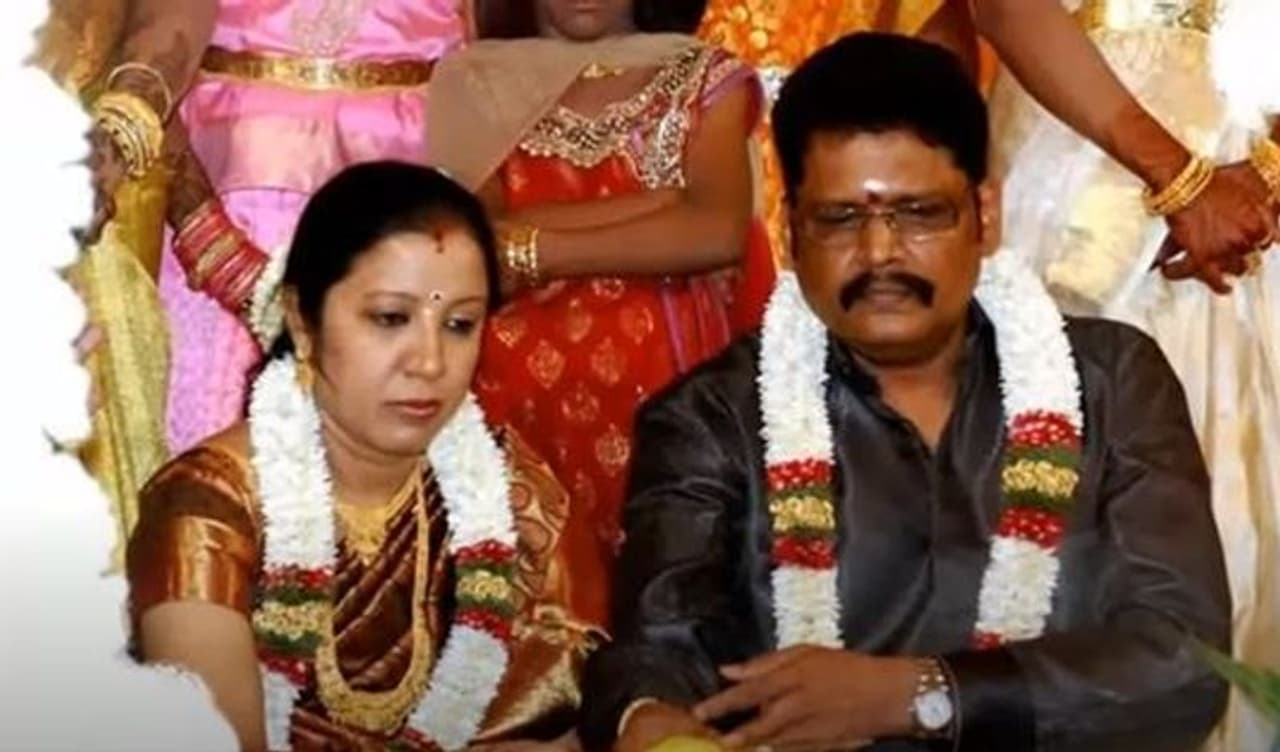 <p>இயக்குனர் கே.எஸ்.ரவிக்குமார் மற்றும் அவருடைய மனைவி கற்பகம்&nbsp;</p>