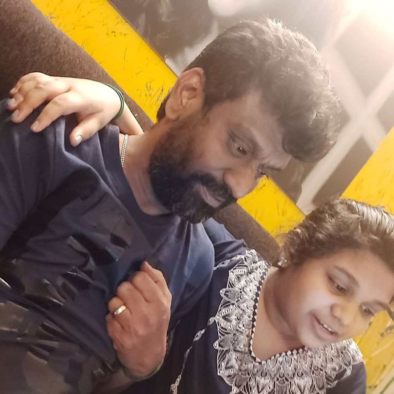 <p>வனிதாவின் கணவர் பீட்டர் பாலுடன் மகள் ஜெயனித்தா </p> <p>வனிதாவின் கணவர் பீட்டர் பாலுடன் மகள் ஜெயனித்தா </p>