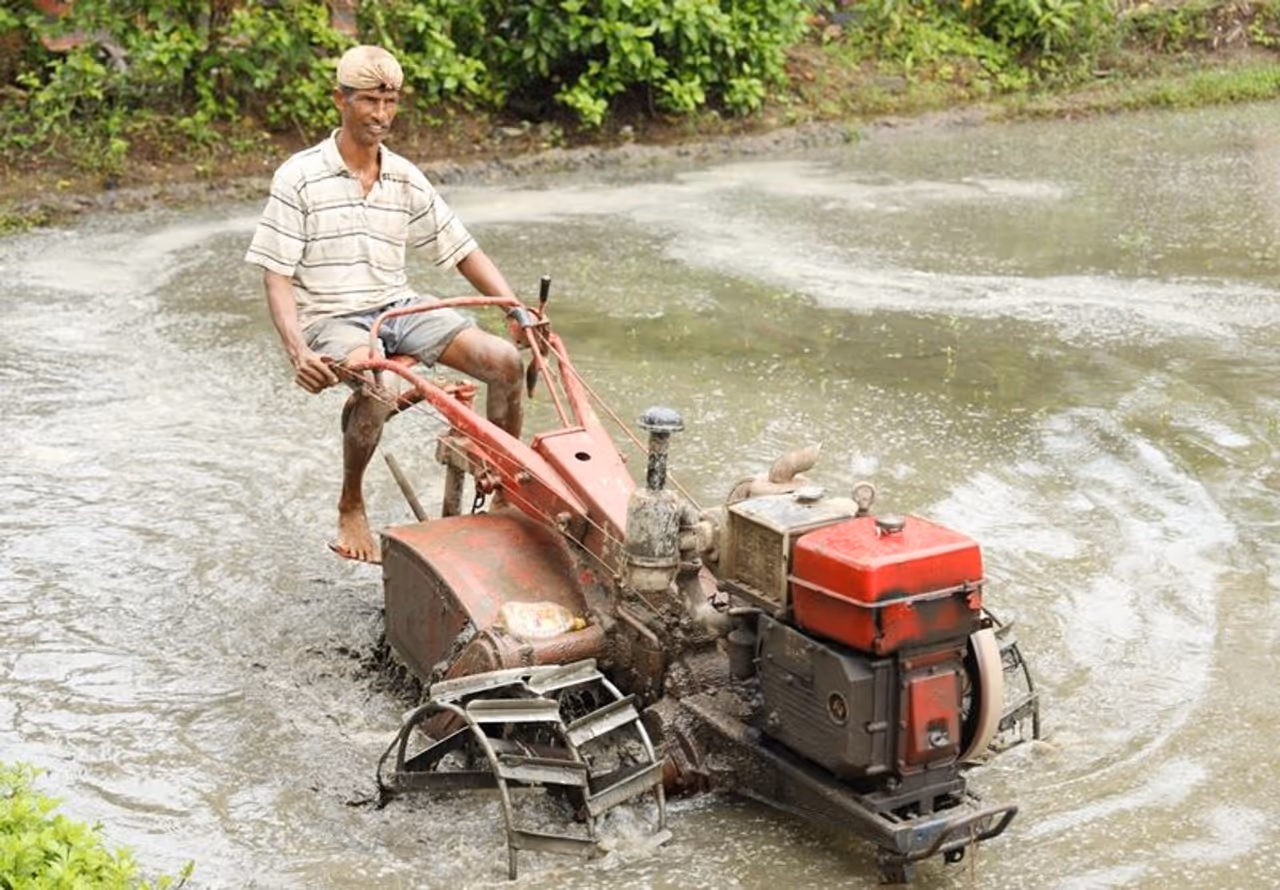 <p>ಇತ್ತೀಚಿನ ದಿನಗಳಲ್ಲಿ ಕೂಲಿಯಾಳುಗಳ ಸಮಸ್ಯೆ, ಉಪ್ಪು ನೀರಿನ ಹಾವಳಿಯಿಂದಾಗಿ ಕೃಷಿಕರು ತಮ್ಮ ಕೃಷಿಭೂಮಿಯನ್ನು ಬೇಸಾಯ ಮಾಡದೆ ಹಾಗೆಯೇ ಹಡಿಲು ಬಿಡುತ್ತಿದ್ದಾರೆ. ಆದರೆ ಇಲ್ಲೊಬ್ಬ ಕೃಷಿಕ ಹಡಿಲು ಬೀಳುವ ಸ್ಥಿತಿಯಲ್ಲಿದ್ದ ಎಕರೆಗಟ್ಟಲೆ ಕೃಷಿಭೂಮಿಯನ್ನು ಗೇಣಿ ಪಡೆದು, ಕೃಷಿ ಕಾರ್ಯ ನಡೆಸಿ ಎಲ್ಲರೂ ಮಾದರಿಯಾಗಿದ್ದಾರೆ.</p> <p>ಇತ್ತೀಚಿನ ದಿನಗಳಲ್ಲಿ ಕೂಲಿಯಾಳುಗಳ ಸಮಸ್ಯೆ, ಉಪ್ಪು ನೀರಿನ ಹಾವಳಿಯಿಂದಾಗಿ ಕೃಷಿಕರು ತಮ್ಮ ಕೃಷಿಭೂಮಿಯನ್ನು ಬೇಸಾಯ ಮಾಡದೆ ಹಾಗೆಯೇ ಹಡಿಲು ಬಿಡುತ್ತಿದ್ದಾರೆ. ಆದರೆ ಇಲ್ಲೊಬ್ಬ ಕೃಷಿಕ ಹಡಿಲು ಬೀಳುವ ಸ್ಥಿತಿಯಲ್ಲಿದ್ದ ಎಕರೆಗಟ್ಟಲೆ ಕೃಷಿಭೂಮಿಯನ್ನು ಗೇಣಿ ಪಡೆದು, ಕೃಷಿ ಕಾರ್ಯ ನಡೆಸಿ ಎಲ್ಲರೂ ಮಾದರಿಯಾಗಿದ್ದಾರೆ.</p>