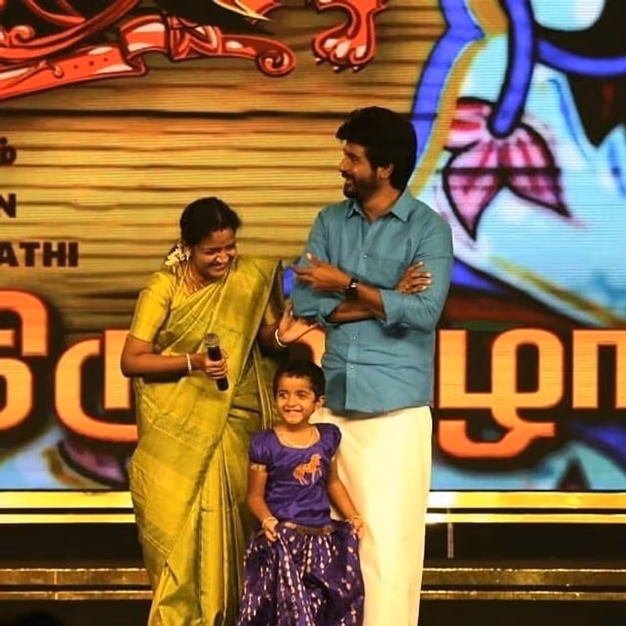 <p>எந்த ஒரு சினிமா பின்புலமும் இல்லாமல் கலக்கப்போவது யாரு என்ற நிகழ்ச்சி மூலம் சின்னத்திரையில் அறிமுகமாகி, தற்போது தமிழ் சினிமாவின் தவிர்க்க முடியாத நடிகர்கள் பட்டியலில் இடம் பிடித்திருக்கிறார் சிவகார்த்திகேயன். </p> <p>எந்த ஒரு சினிமா பின்புலமும் இல்லாமல் கலக்கப்போவது யாரு என்ற நிகழ்ச்சி மூலம் சின்னத்திரையில் அறிமுகமாகி, தற்போது தமிழ் சினிமாவின் தவிர்க்க முடியாத நடிகர்கள் பட்டியலில் இடம் பிடித்திருக்கிறார் சிவகார்த்திகேயன். </p>