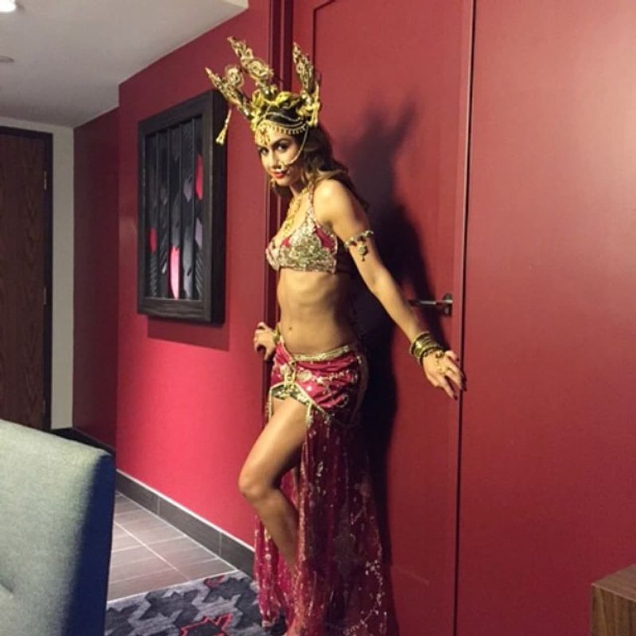 <p>1988 జూన్ 8న జన్మించిన లారెన్.</p> <p>1988 జూన్ 8న జన్మించిన లారెన్.</p>