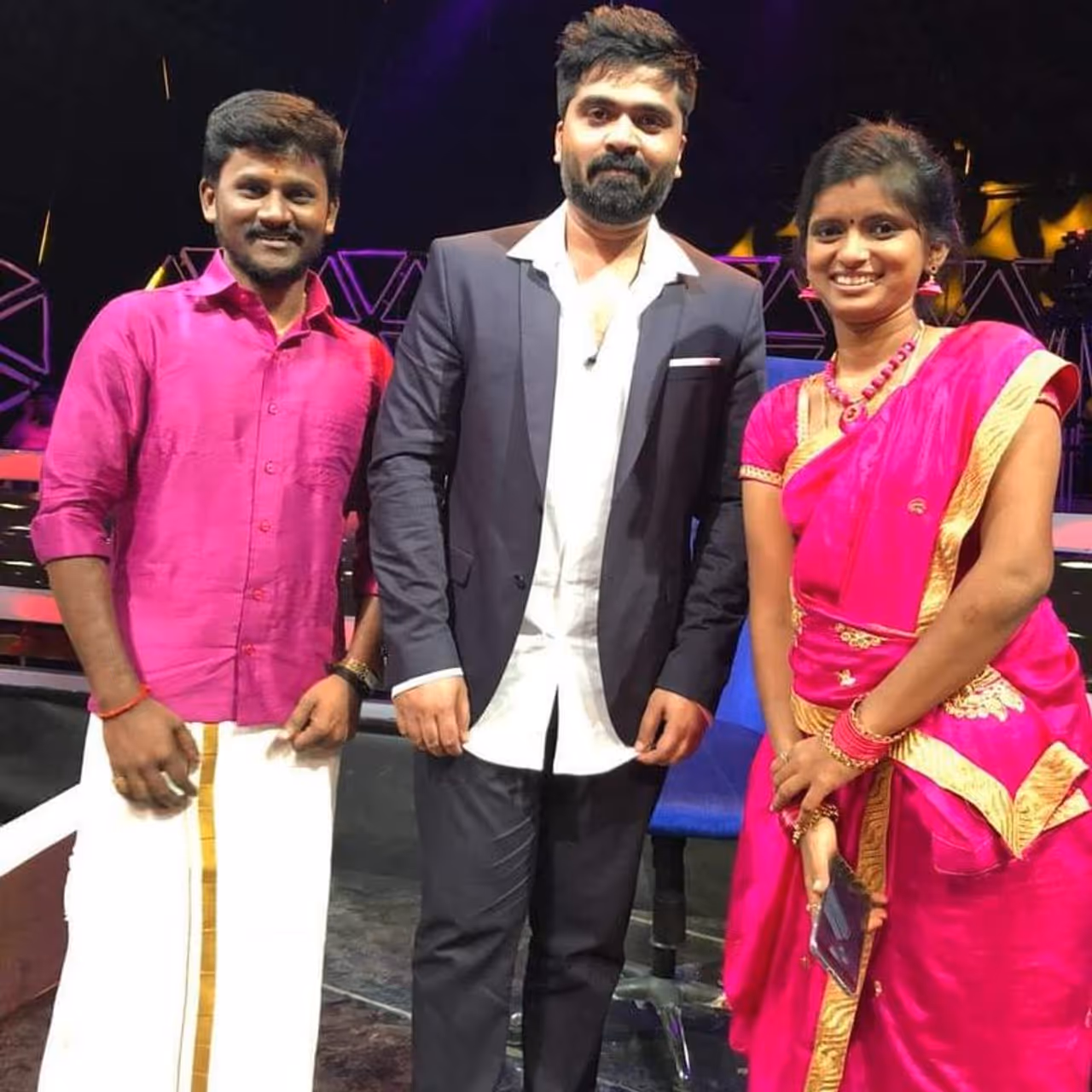 <p>விஜய் டி.வி. ஒளிபரப்பும் நிகழ்ச்சிகள் மட்டுமல்ல, அதில் பங்கேற்று வெற்றி பெற்றும் நபர்களும் பட்டி, தொட்டி எல்லாம் பிரபலமாகிவிடுகின்றனர்.&nbsp;</p>