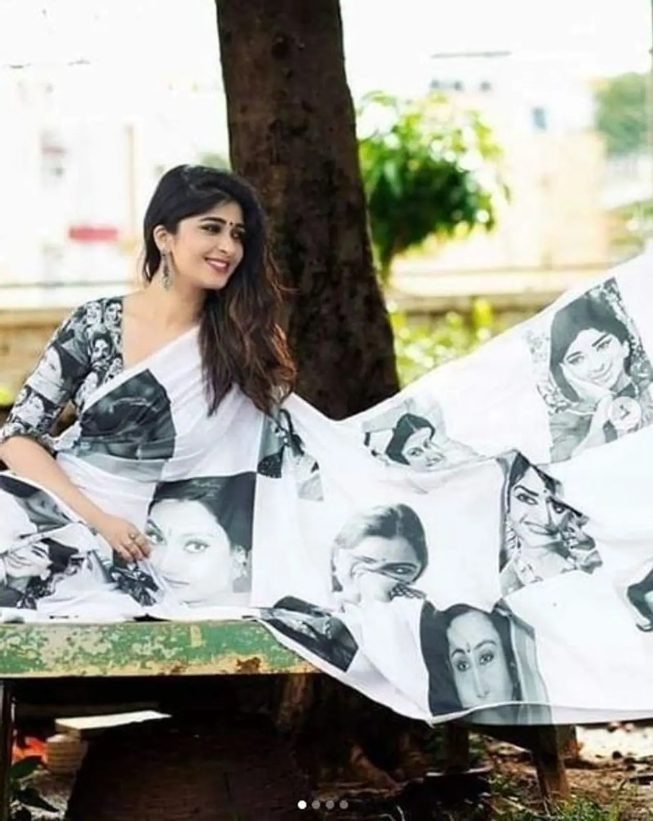 <p>ಕನ್ನಡ ಚಿತ್ರರಂಗದ ಕ್ಲಾಸಿಕ್ ನಟಿಯರು ಸೀರೆ ಮೇಲೆ ಮೂಡಿದ್ದಾರೆ. </p> <p>ಕನ್ನಡ ಚಿತ್ರರಂಗದ ಕ್ಲಾಸಿಕ್ ನಟಿಯರು ಸೀರೆ ಮೇಲೆ ಮೂಡಿದ್ದಾರೆ. </p>