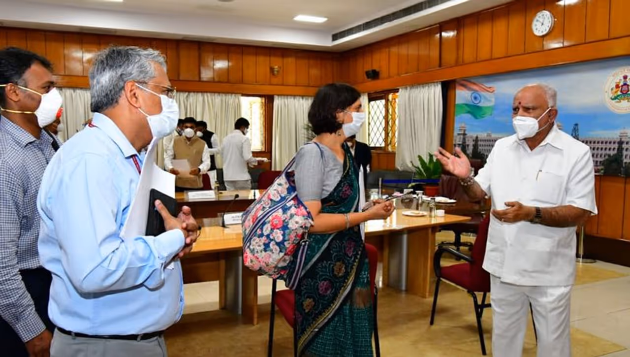 <p>ಕೇಂದ್ರದಿಂದ ಬಂದಿರುವ ಮಹಿಳಾ ಅಧಿಕಾರಿಯೇ ಕರ್ನಾಟಕದ ಇಂಚಿಂಚು ಮಾಹಿತಿ ಬಿಚ್ಚಿಟ್ಟಿದ್ದಾರೆ. ಇದನ್ನು ಕಂಡು ಸಿಎಂ ಬಿಎಸ್ ಯಡಿಯೂರಪ್ಪ ಅವರೇ ಬೆರಗಾಗಿದ್ದಾರೆ.</p>