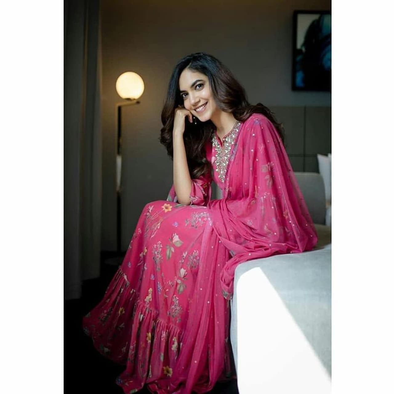 <p>அழகான உடையில் அசத்தலான போஸ் கொடுக்கும் ரிது </p> <p>அழகான உடையில் அசத்தலான போஸ் கொடுக்கும் ரிது </p>