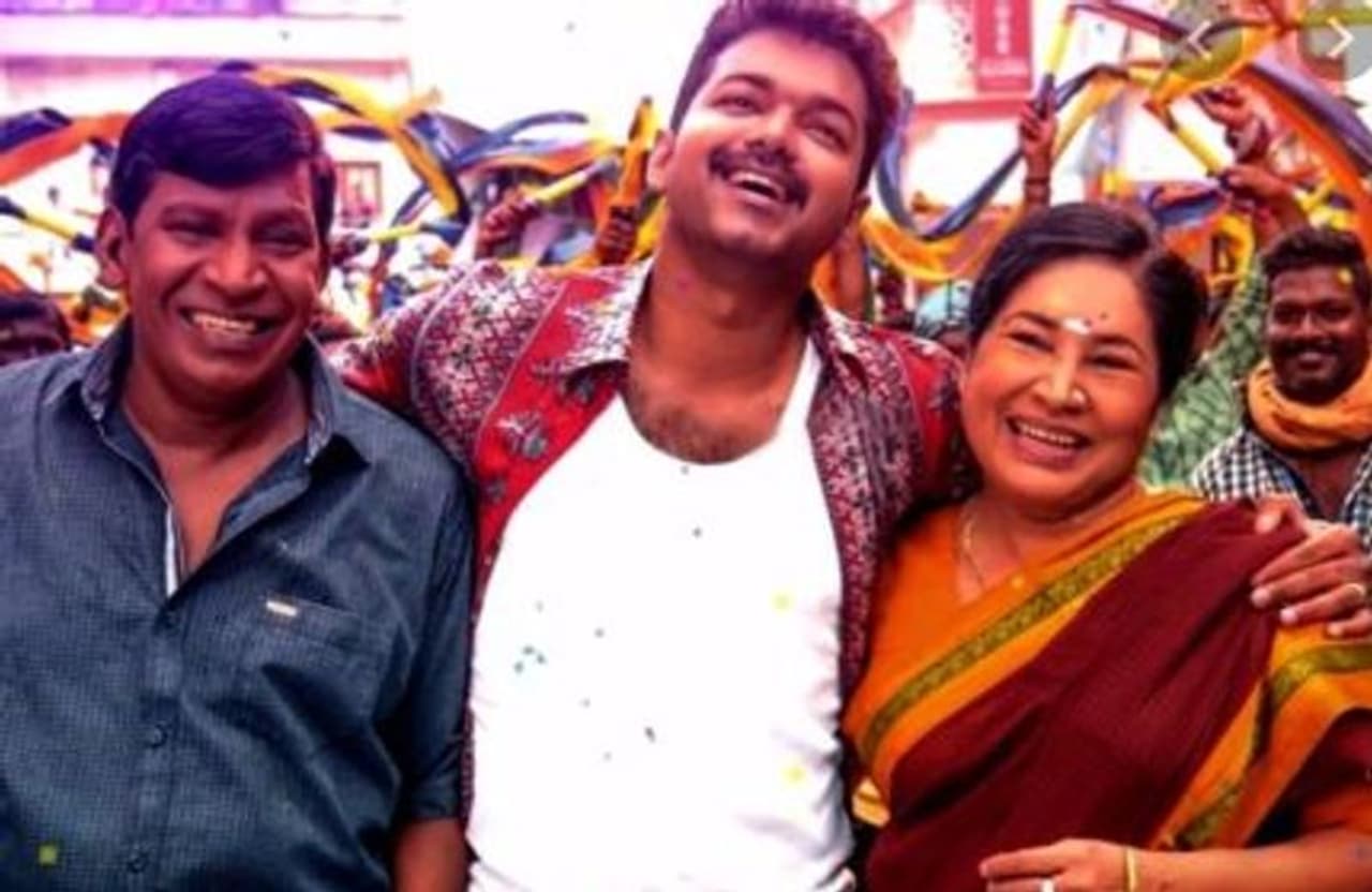 <p>நடிகர் வடிவேலு, கடைசியாக கடந்த 2017 ஆம் ஆண்டு, இயக்குனர் அட்லீ இயக்கத்தில் விஜய் நடித்து வெளியனான மெர்சல் படத்தில் நடித்திருந்தார்.<br /> </p> <p>நடிகர் வடிவேலு, கடைசியாக கடந்த 2017 ஆம் ஆண்டு, இயக்குனர் அட்லீ இயக்கத்தில் விஜய் நடித்து வெளியனான மெர்சல் படத்தில் நடித்திருந்தார்.<br /> </p>