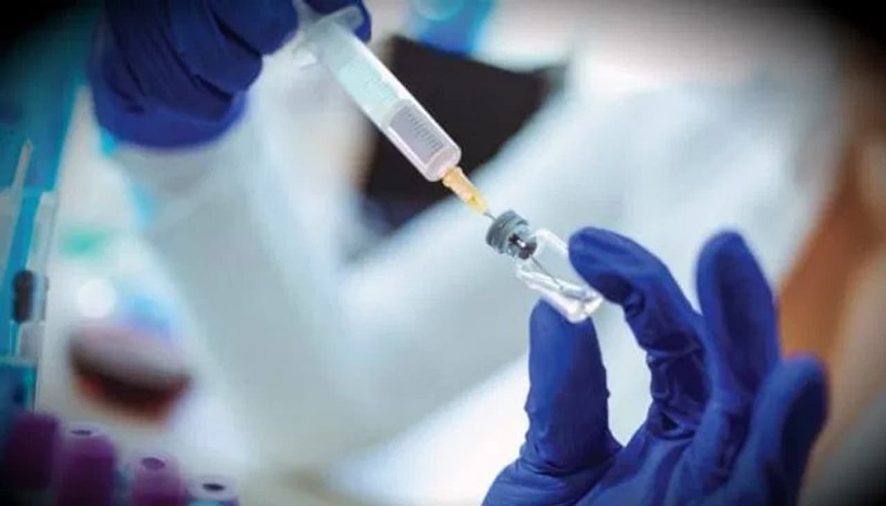 <p>கொரோனா பிரச்சனை எப்போது முடிவிற்கு வரும் என்பது விடை தெரியாத கேள்வியாய் அனைவர் மனதிலும் உள்ள நிலையில், இந்த ஊரடங்கால் சினிமா துறையை சேர்ந்த பலர் பெரிய அளவில் பாதிக்கப்பட்டுள்ளனர்.<br /> </p> <p>கொரோனா பிரச்சனை எப்போது முடிவிற்கு வரும் என்பது விடை தெரியாத கேள்வியாய் அனைவர் மனதிலும் உள்ள நிலையில், இந்த ஊரடங்கால் சினிமா துறையை சேர்ந்த பலர் பெரிய அளவில் பாதிக்கப்பட்டுள்ளனர்.<br /> </p>