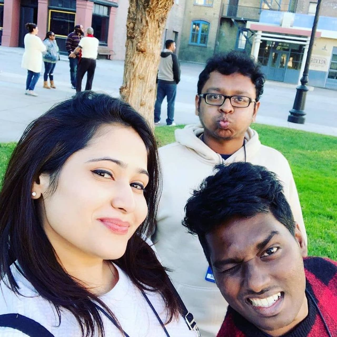 <p>அட்லீ பிரியா ஒளிப்பதிவாளர் விஷ்ணுவுடன் சேர்ந்து எடுத்து கொண்ட செலஃயி </p> <p>அட்லீ பிரியா ஒளிப்பதிவாளர் விஷ்ணுவுடன் சேர்ந்து எடுத்து கொண்ட செலஃயி </p>